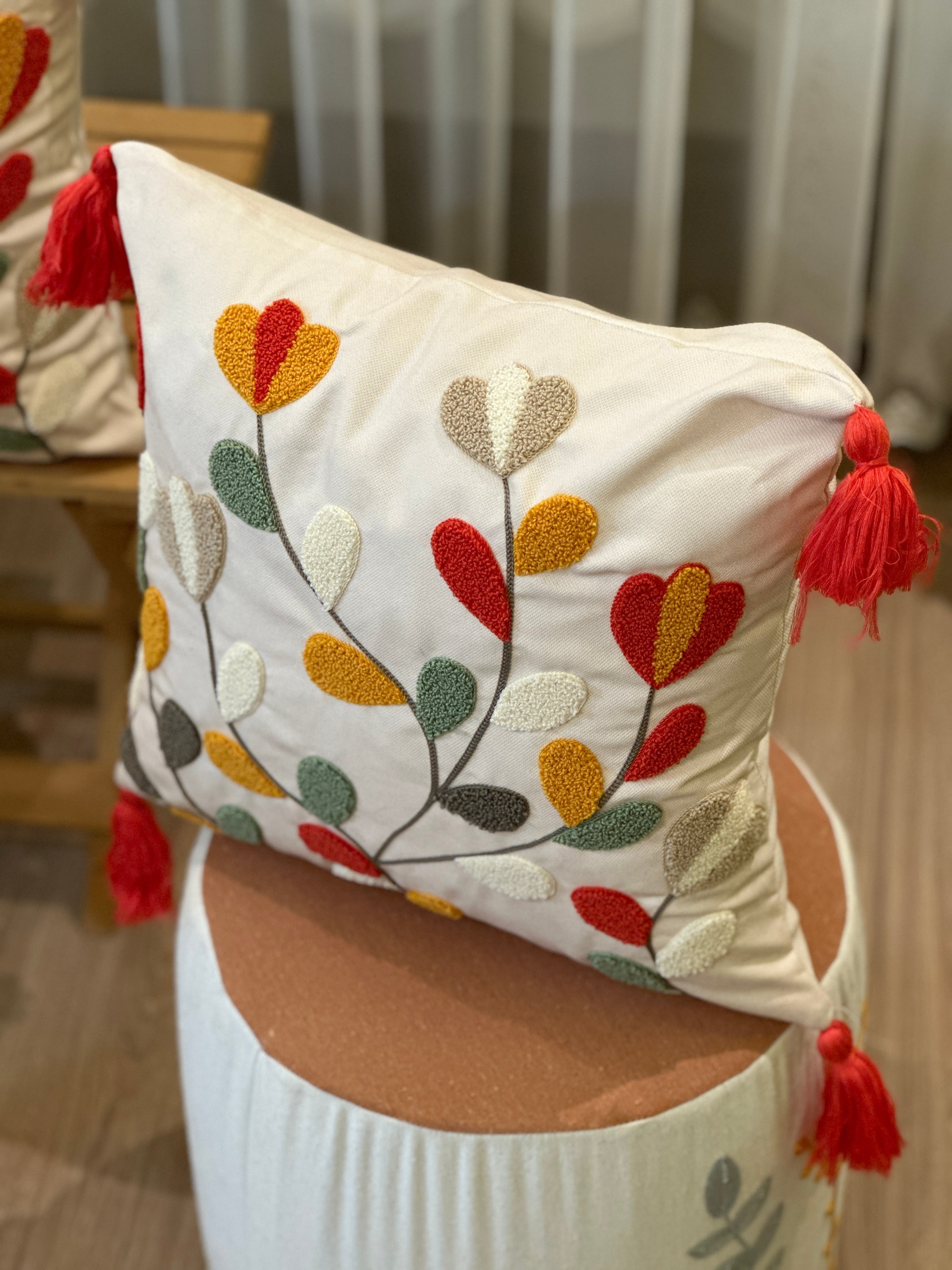 Bohem Tarzı Beyaz Zemin Üzerine Örgü/Düğüm Nakışlı Dekoratif Yastık