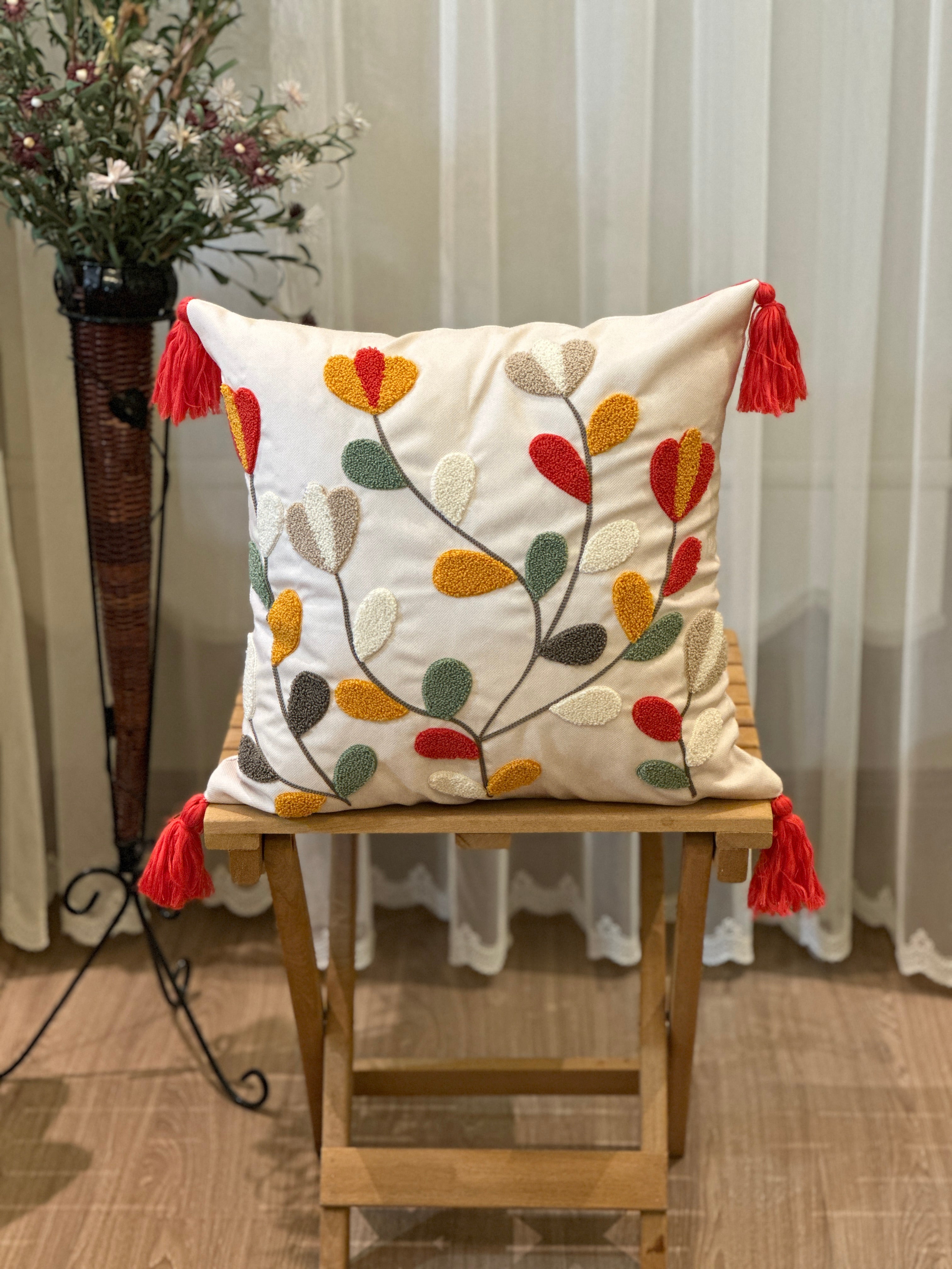 Bohem Tarzı Beyaz Zemin Üzerine Örgü/Düğüm Nakışlı Dekoratif Yastık