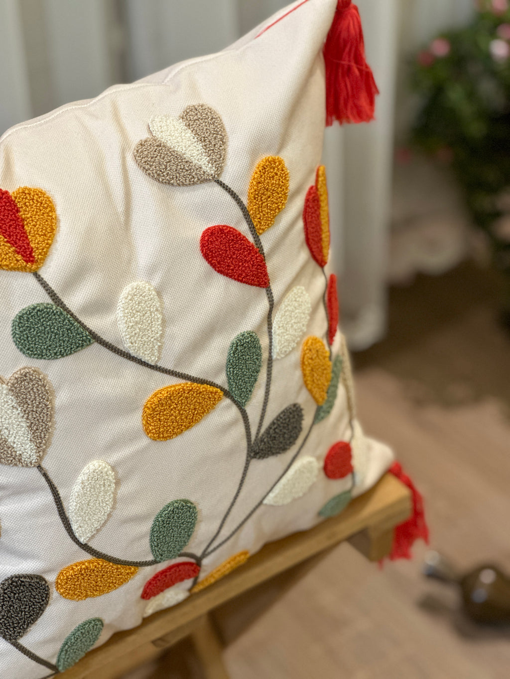 Bohem Tarzı Beyaz Zemin Üzerine Örgü/Düğüm Nakışlı Dekoratif Yastık
