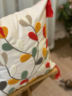 Bohem Tarzı Beyaz Zemin Üzerine Örgü/Düğüm Nakışlı Dekoratif Yastık