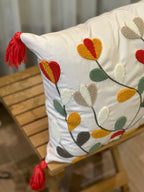 Bohem Tarzı Beyaz Zemin Üzerine Örgü/Düğüm Nakışlı Dekoratif Yastık