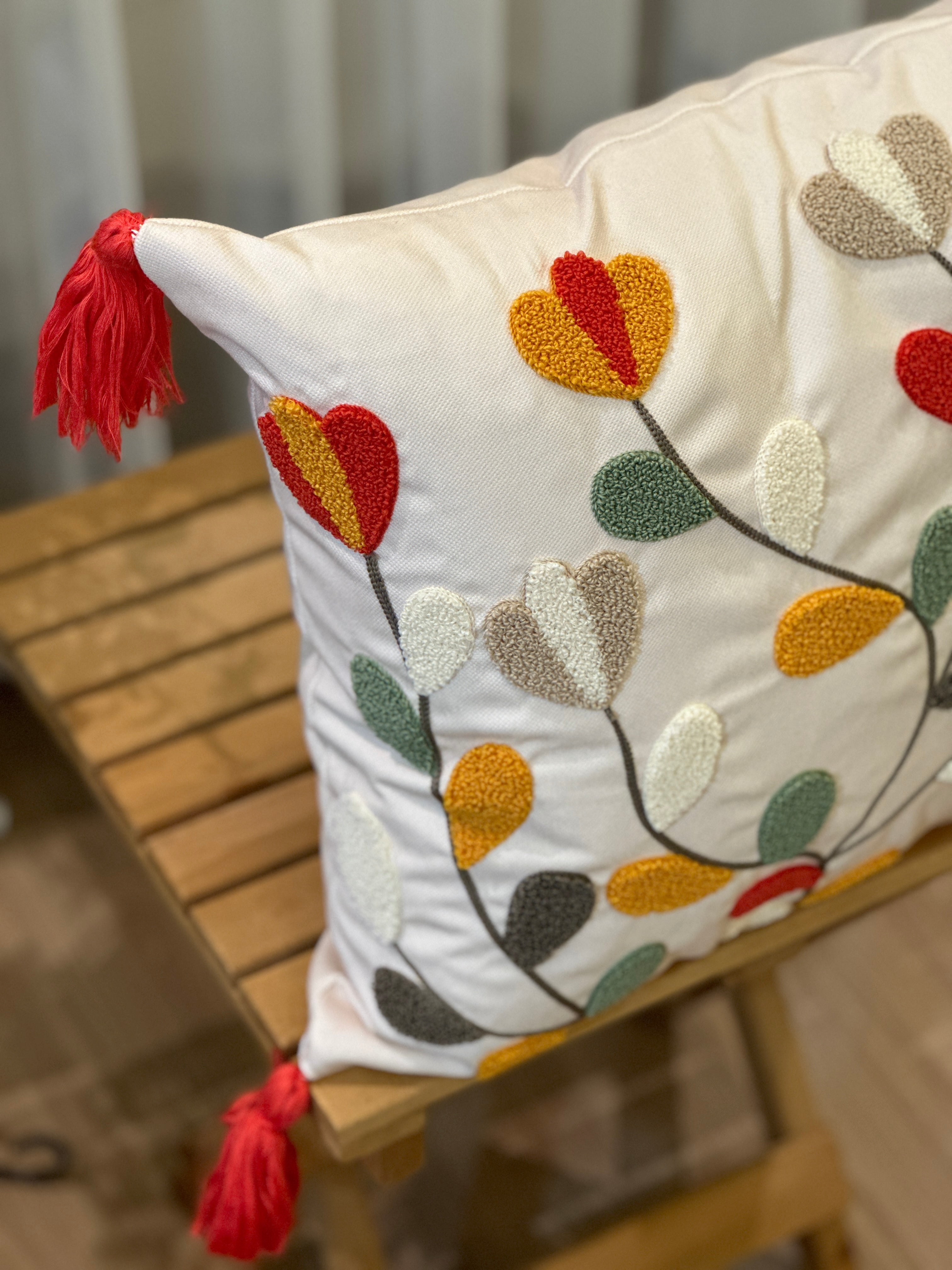 Bohem Tarzı Beyaz Zemin Üzerine Örgü/Düğüm Nakışlı Dekoratif Yastık