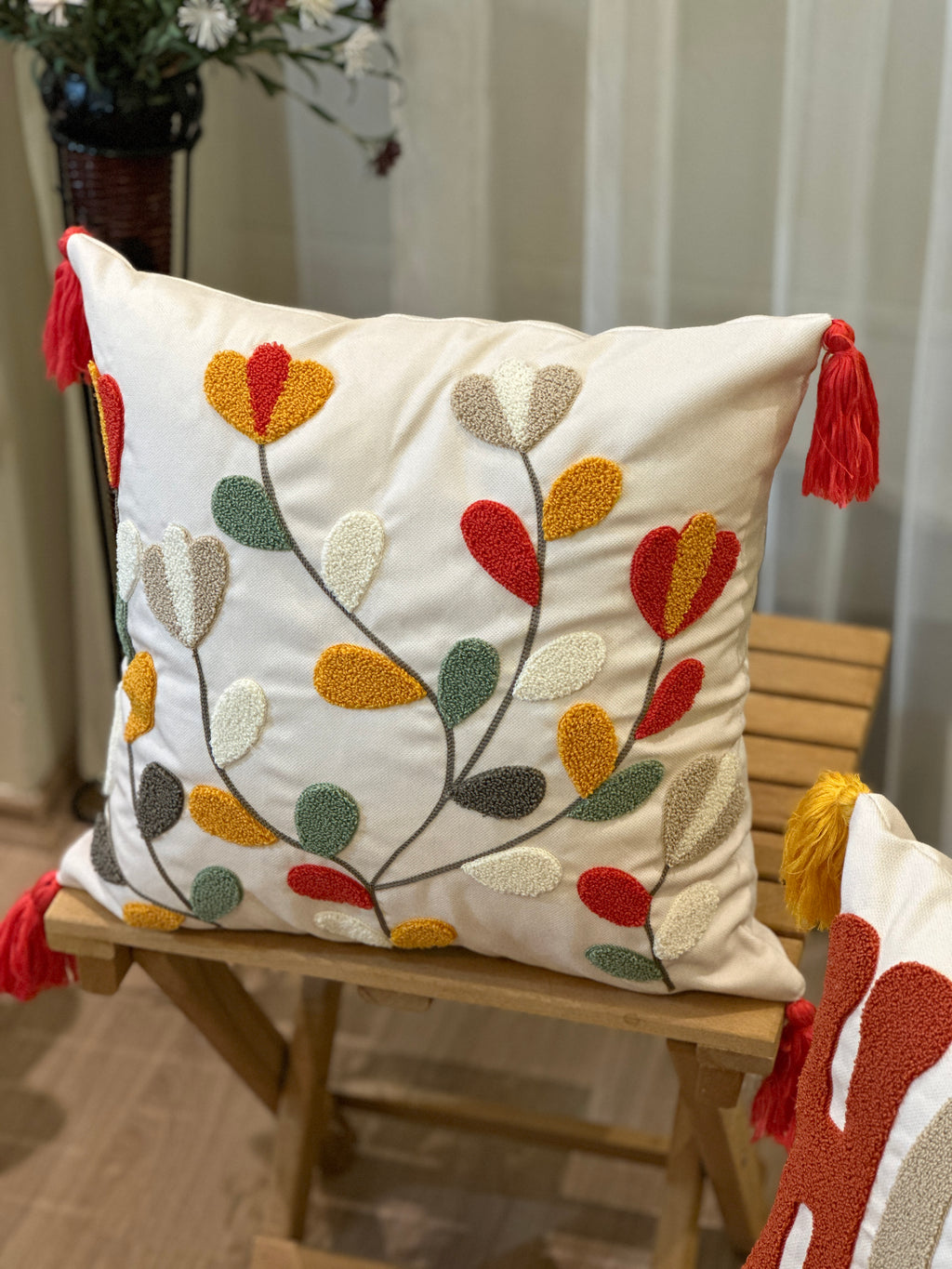 Bohem Tarzı Beyaz Zemin Üzerine Örgü/Düğüm Nakışlı Dekoratif Yastık
