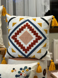 Bohem Tarzı Beyaz Zemin Üzerine Örgü/Düğüm Nakışlı Dekoratif Yastık