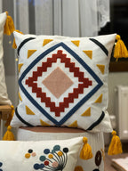 Bohem Tarzı Beyaz Zemin Üzerine Örgü/Düğüm Nakışlı Dekoratif Yastık