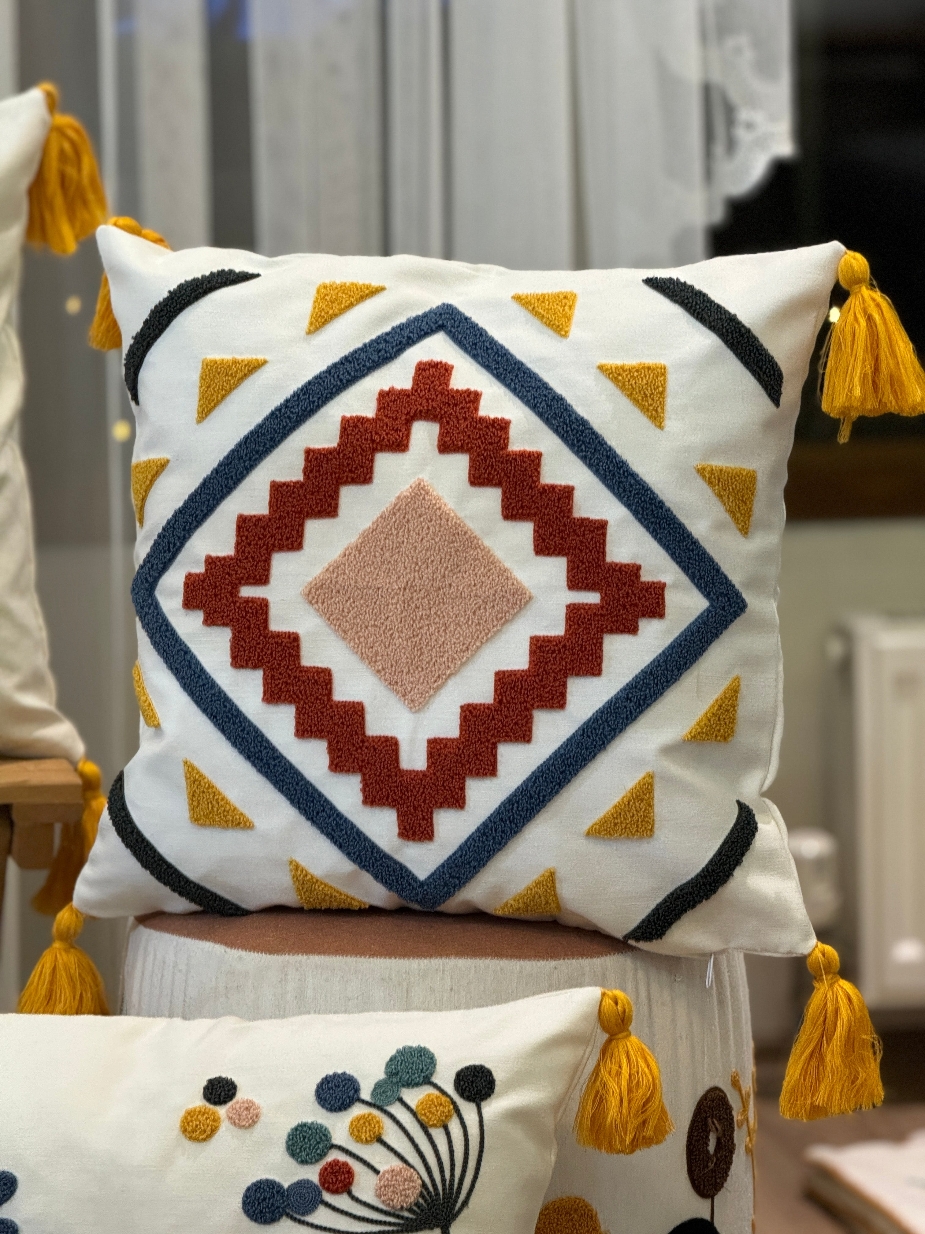 Bohem Tarzı Beyaz Zemin Üzerine Örgü/Düğüm Nakışlı Dekoratif Yastık