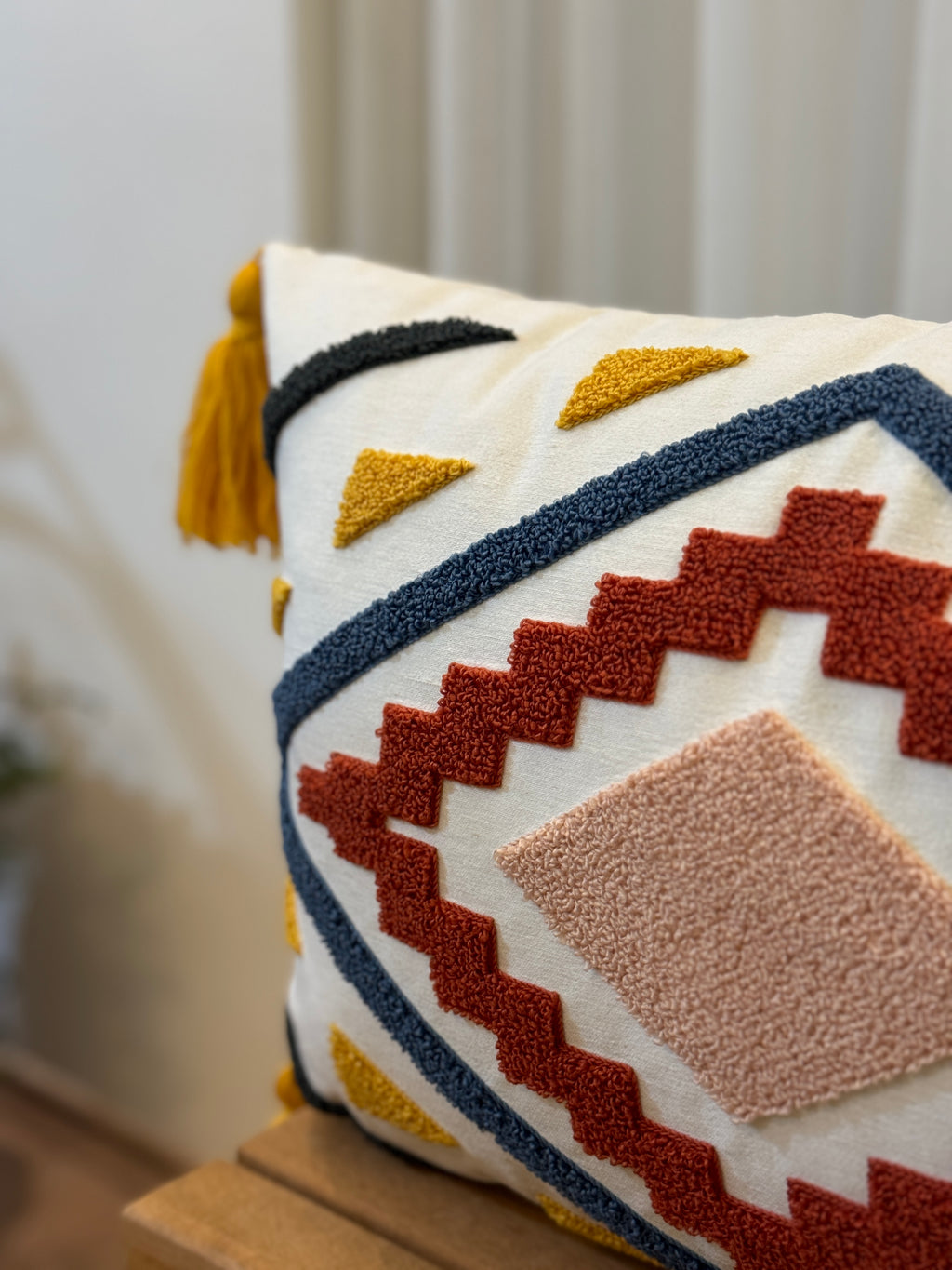 Bohem Tarzı Beyaz Zemin Üzerine Örgü/Düğüm Nakışlı Dekoratif Yastık