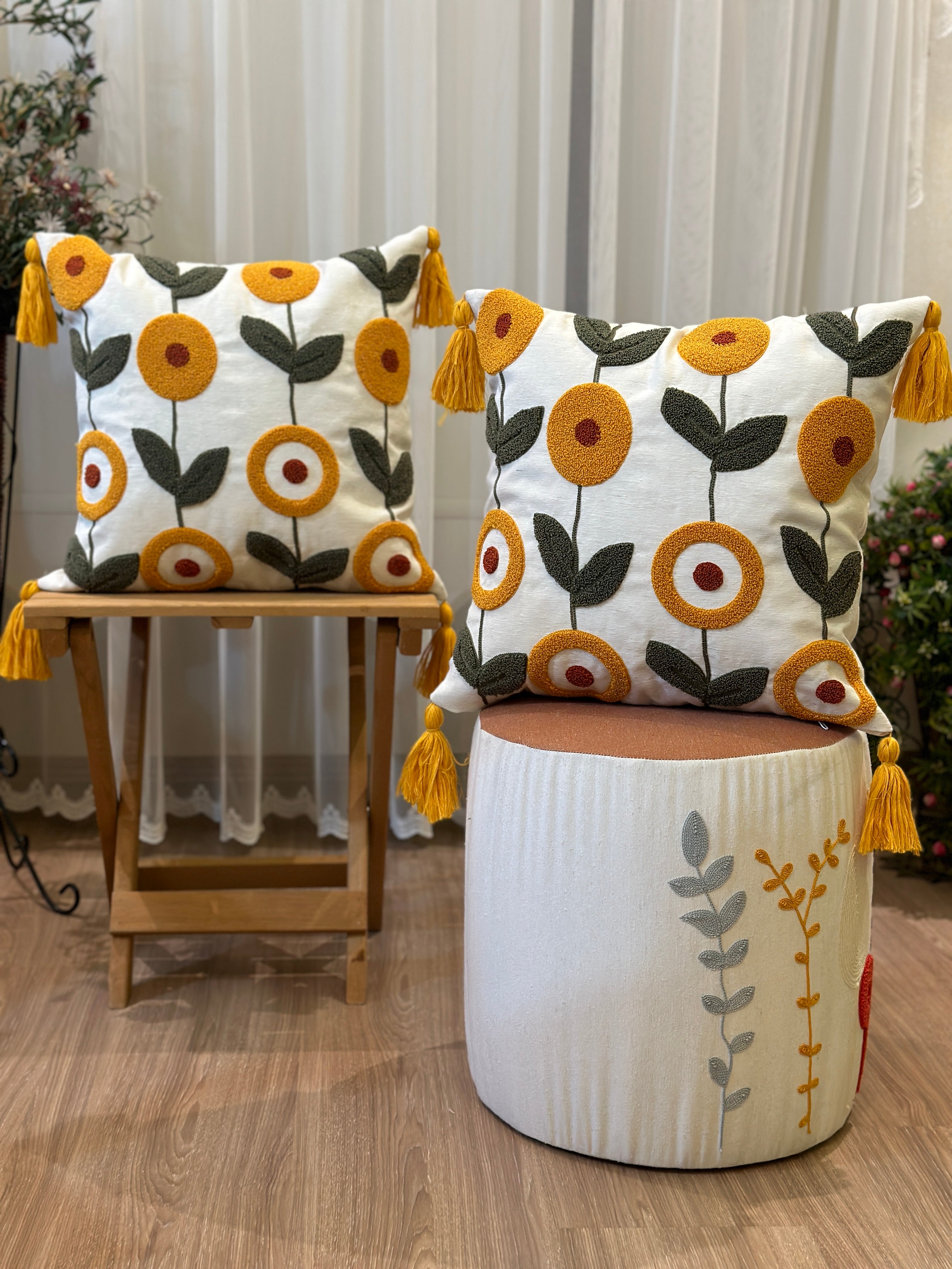 Bohem Tarzı Beyaz Zemin Üzerine Örgü/Düğüm Nakışlı Dekoratif Yastık