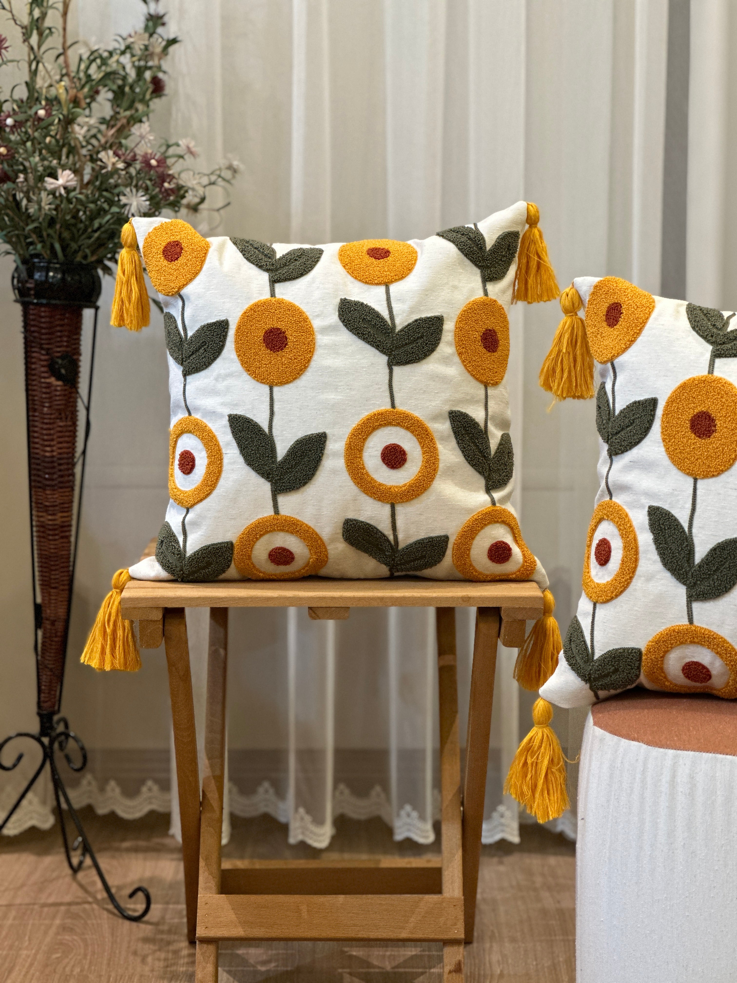 Bohem Tarzı Beyaz Zemin Üzerine Örgü/Düğüm Nakışlı Dekoratif Yastık