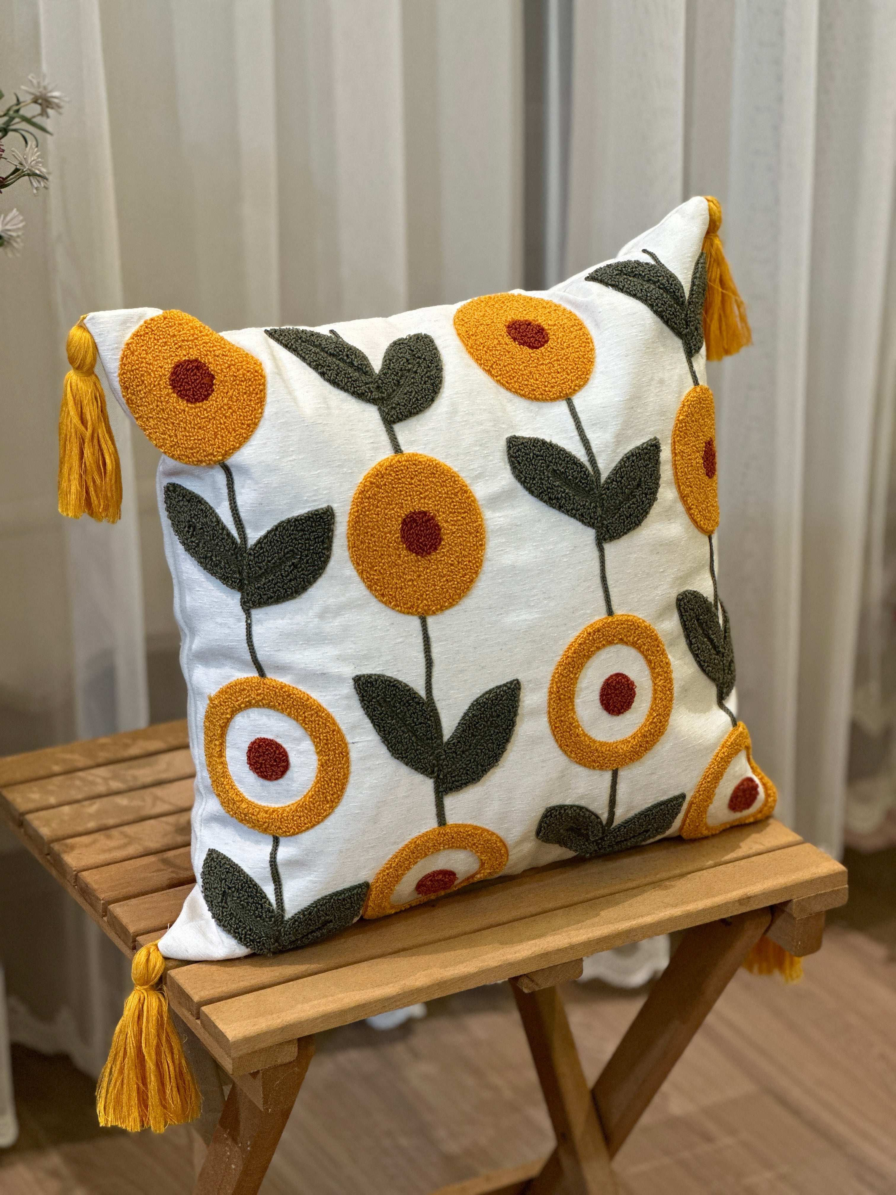 Bohem Tarzı Beyaz Zemin Üzerine Örgü/Düğüm Nakışlı Dekoratif Yastık