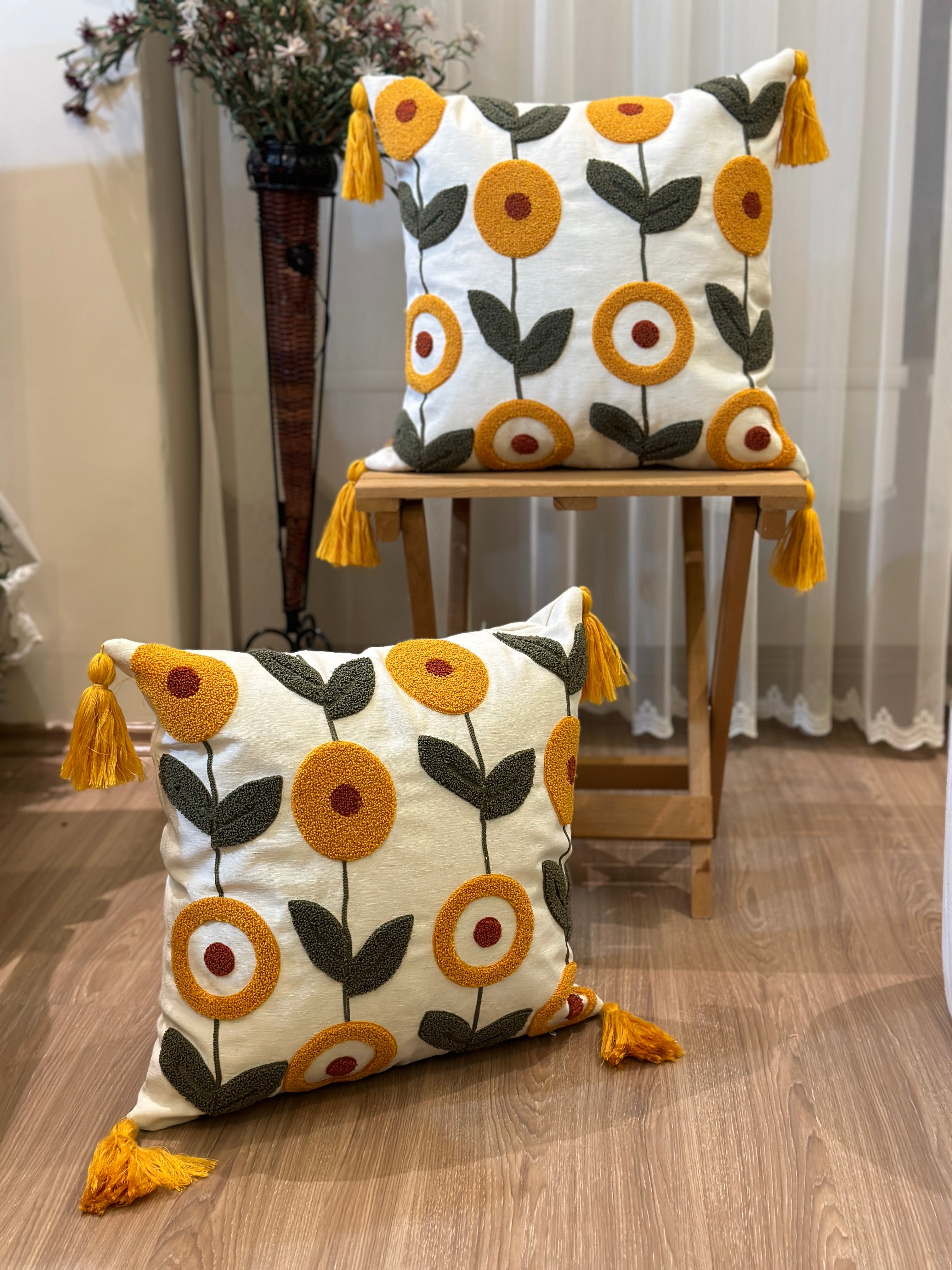 Bohem Tarzı Beyaz Zemin Üzerine Örgü/Düğüm Nakışlı Dekoratif Yastık