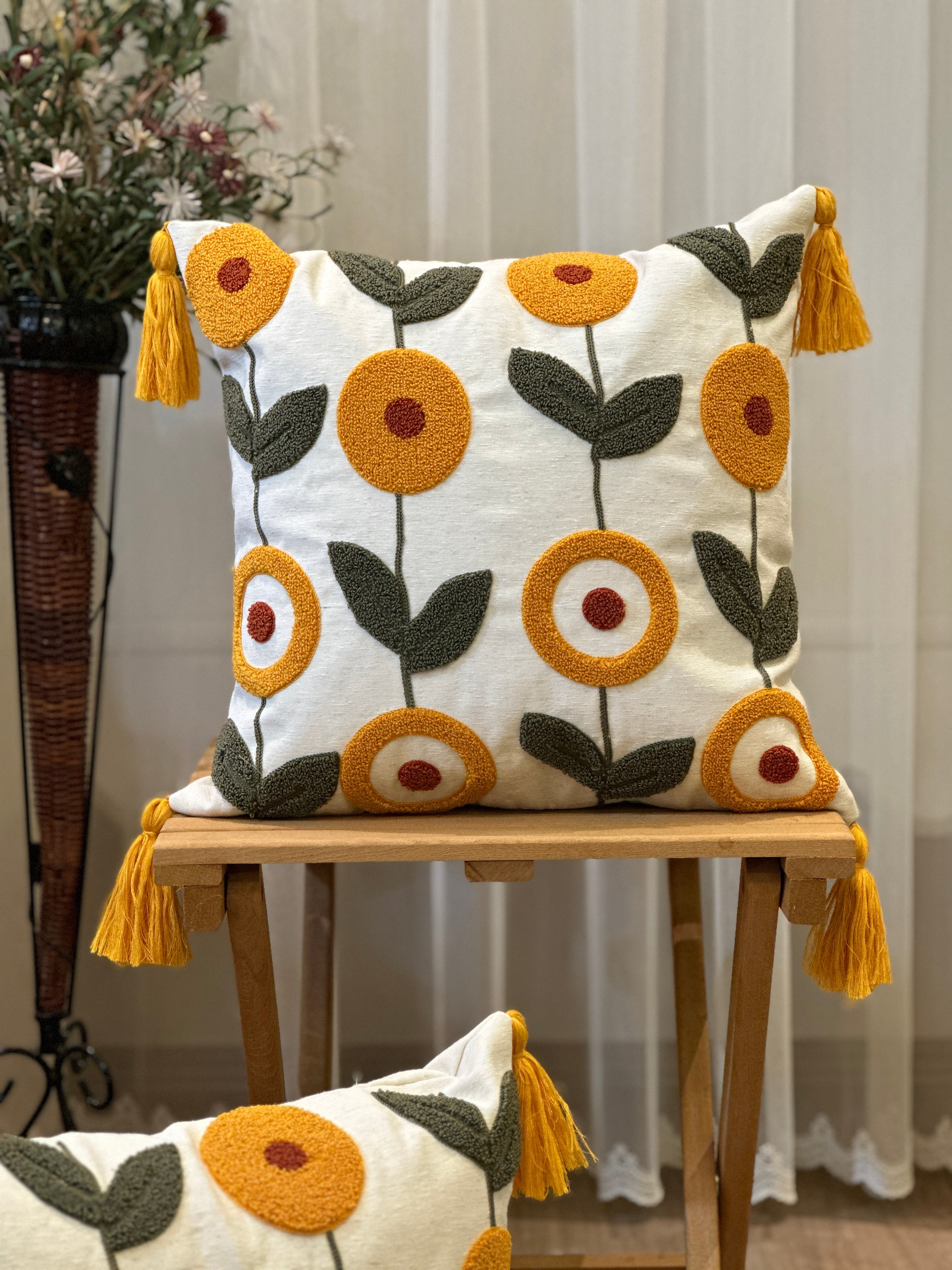 Bohem Tarzı Beyaz Zemin Üzerine Örgü/Düğüm Nakışlı Dekoratif Yastık