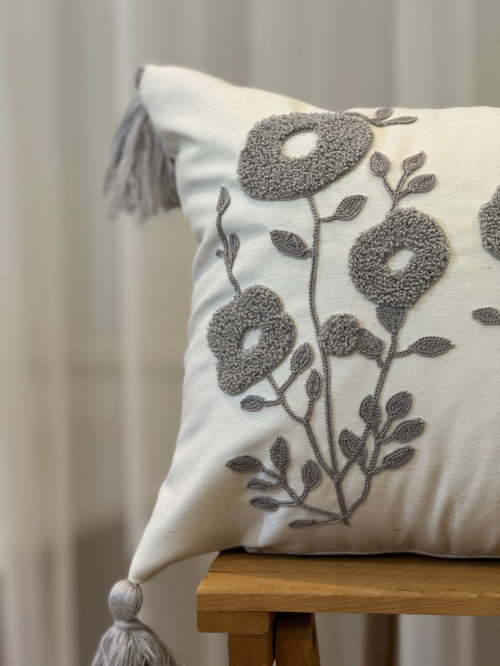 Bohem Tarzı Beyaz Zemin Üzerine Örgü/Düğüm Nakışlı Dekoratif Yastık