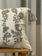 Bohem Tarzı Beyaz Zemin Üzerine Örgü/Düğüm Nakışlı Dekoratif Yastık