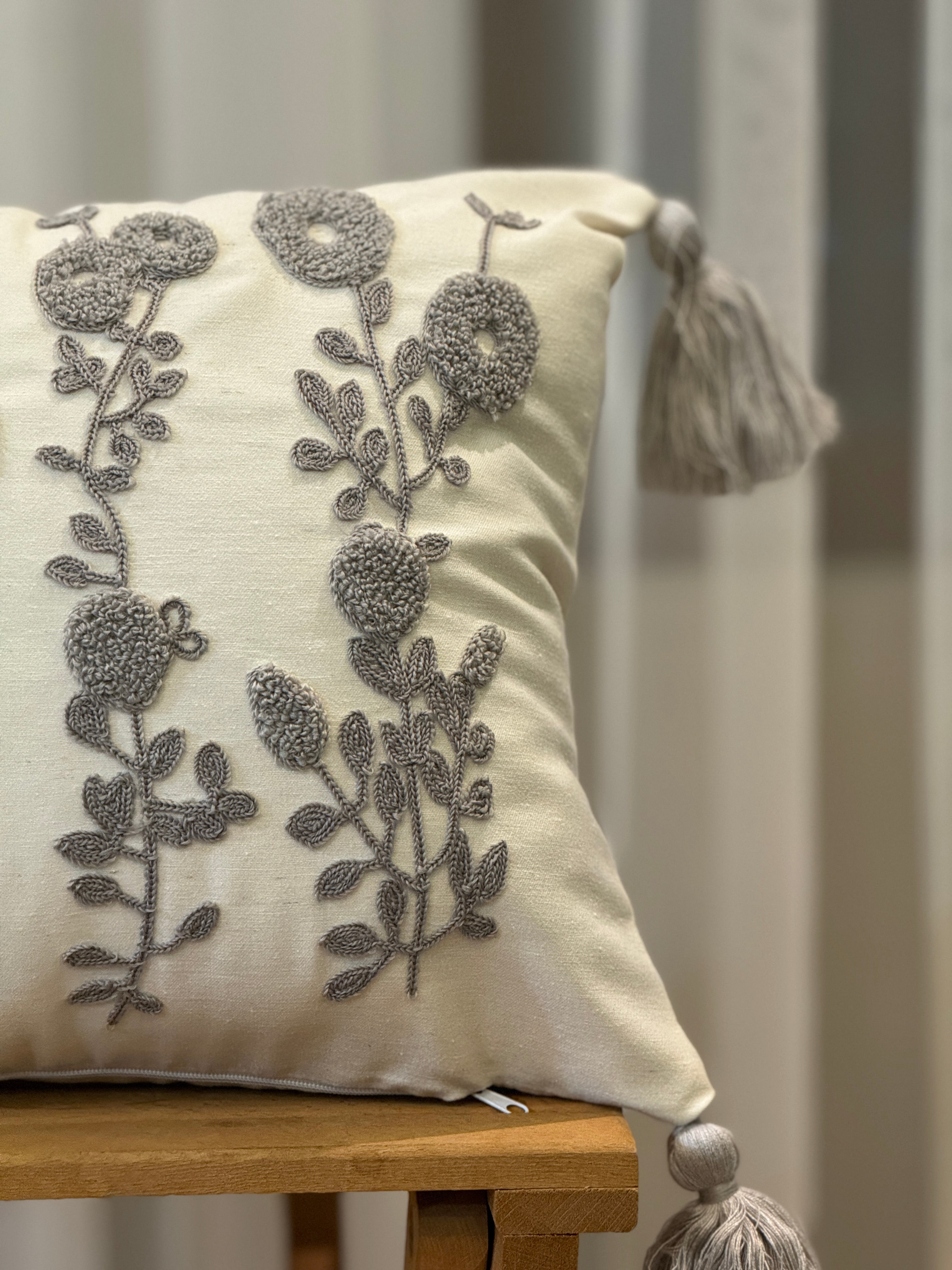 Bohem Tarzı Beyaz Zemin Üzerine Örgü/Düğüm Nakışlı Dekoratif Yastık