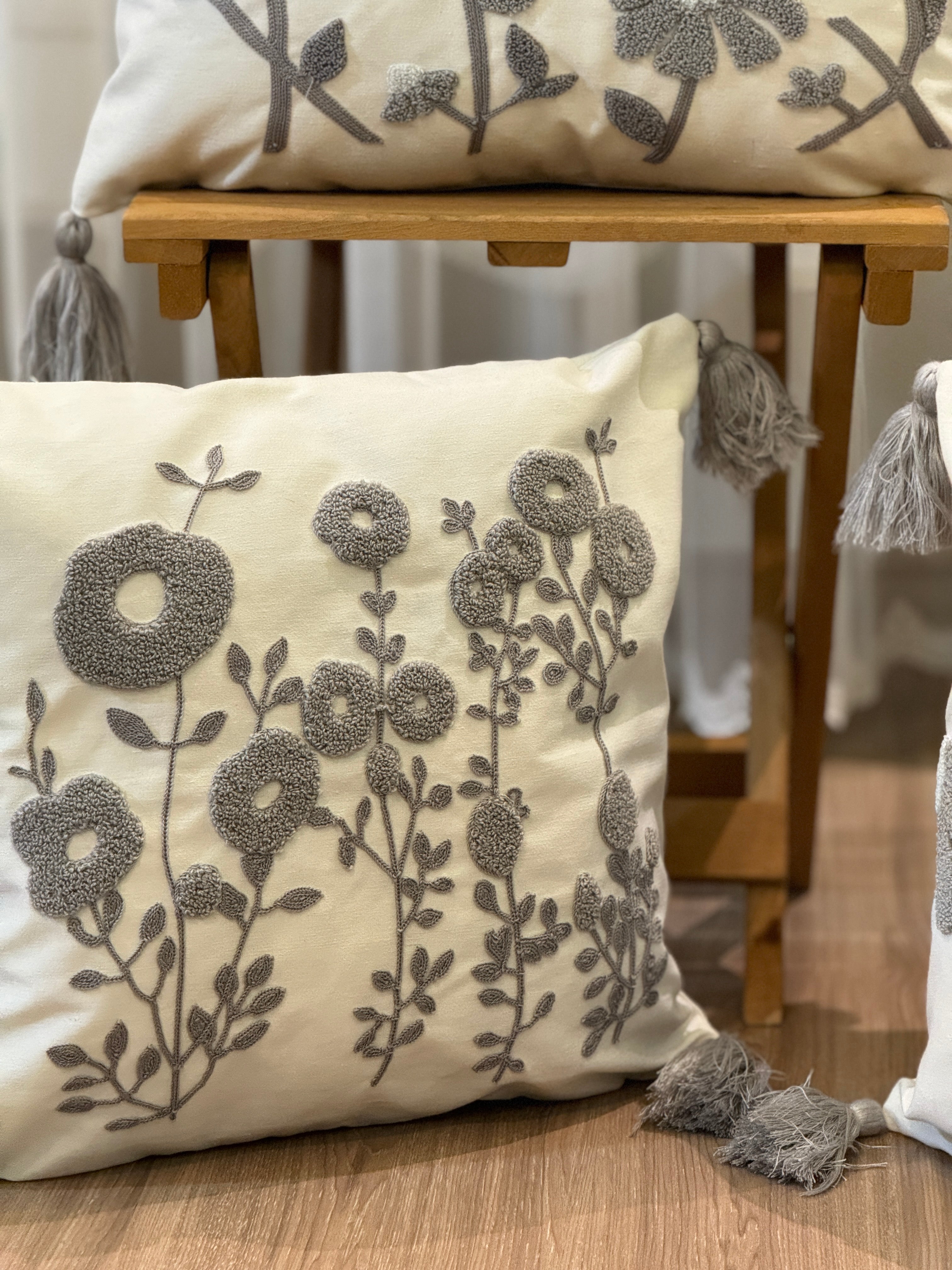 Bohem Tarzı Beyaz Zemin Üzerine Örgü/Düğüm Nakışlı Dekoratif Yastık