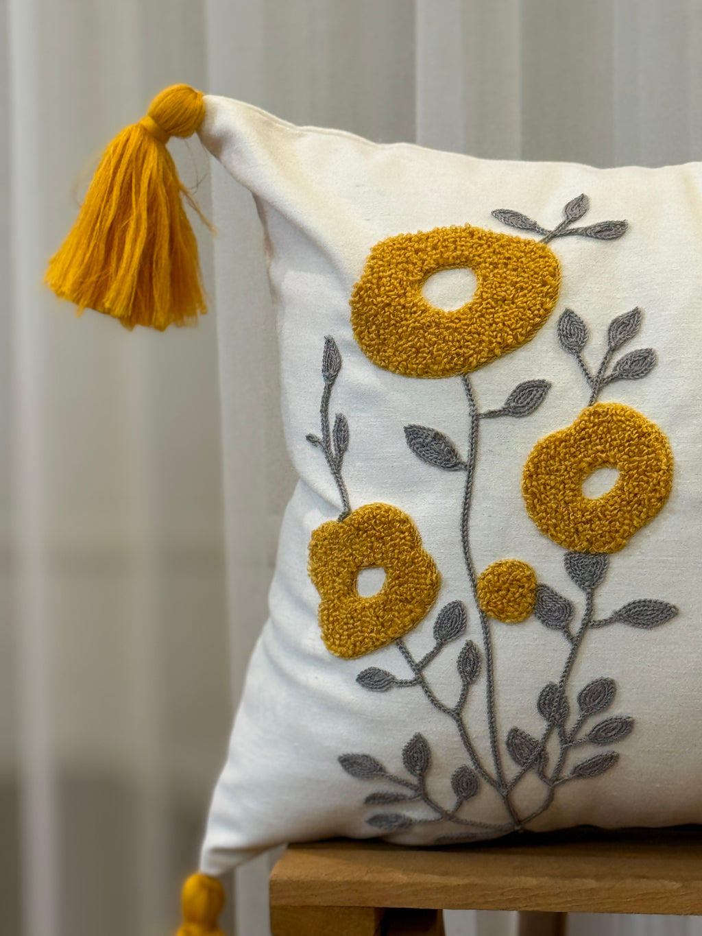 Bohem Tarzı Beyaz Zemin Üzerine Örgü/Düğüm Nakışlı Dekoratif Yastık