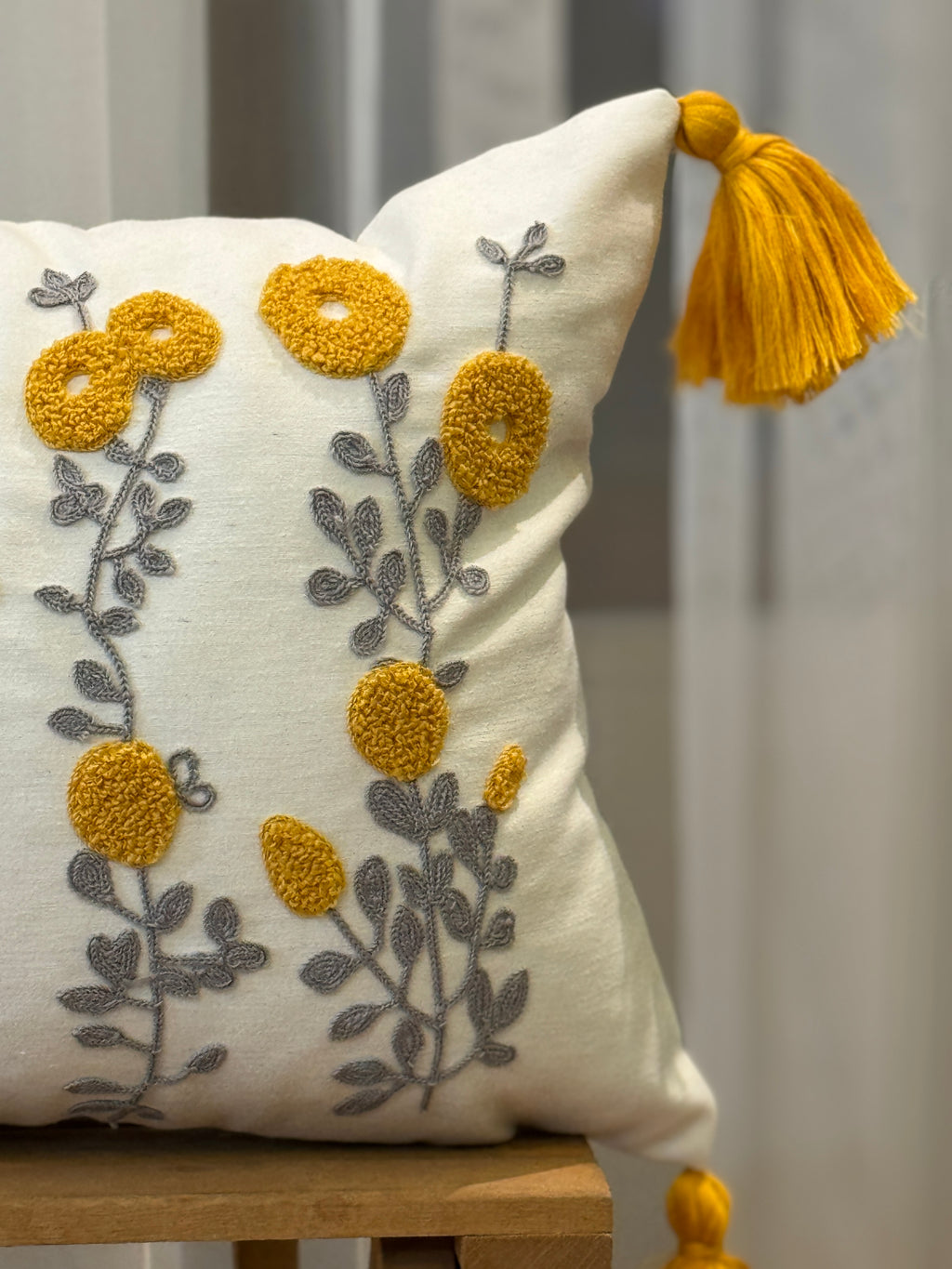 Bohem Tarzı Beyaz Zemin Üzerine Örgü/Düğüm Nakışlı Dekoratif Yastık