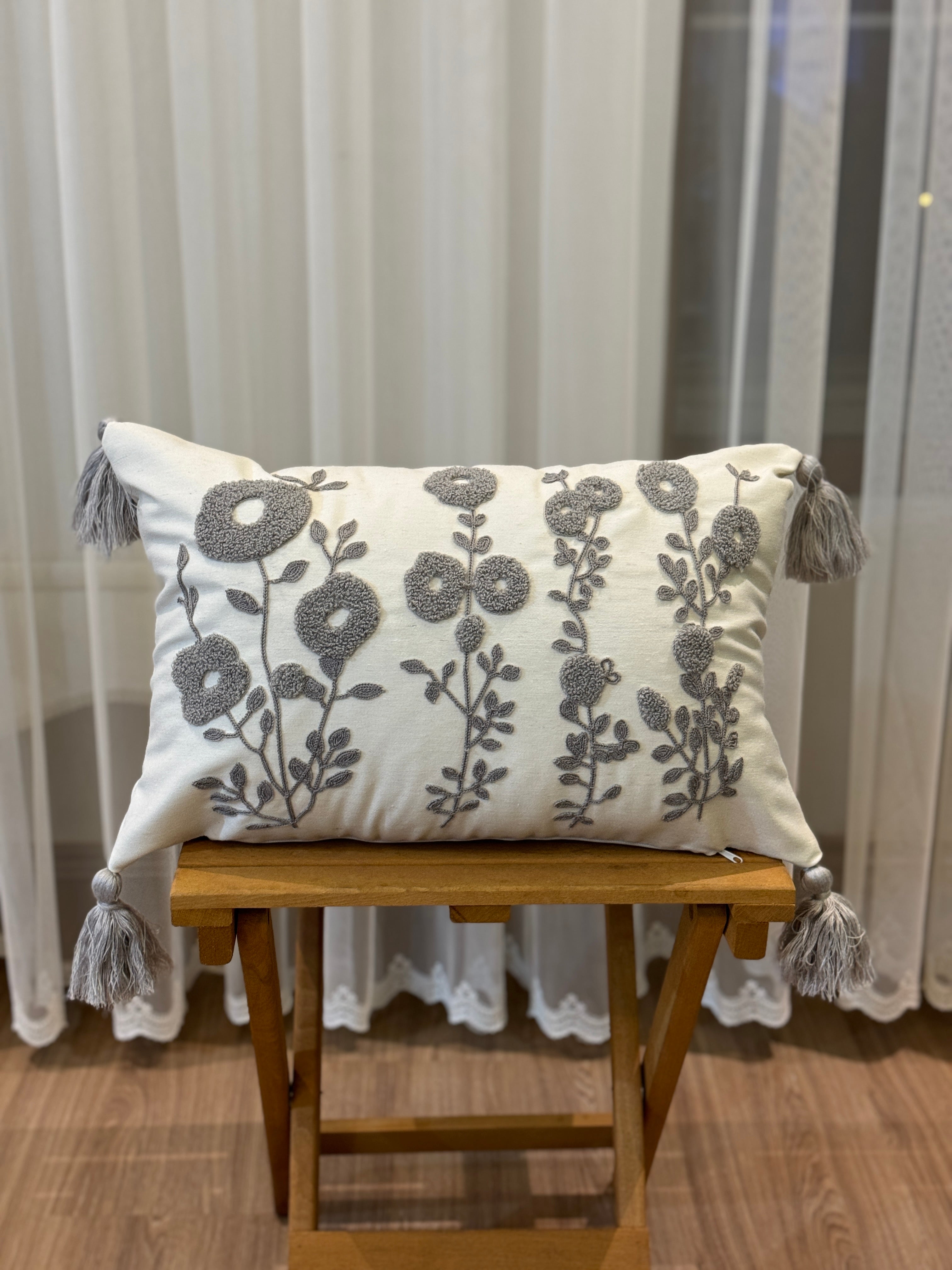 Bohem Tarzı Beyaz Zemin Üzerine Örgü/Düğüm Nakışlı Dekoratif Yastık