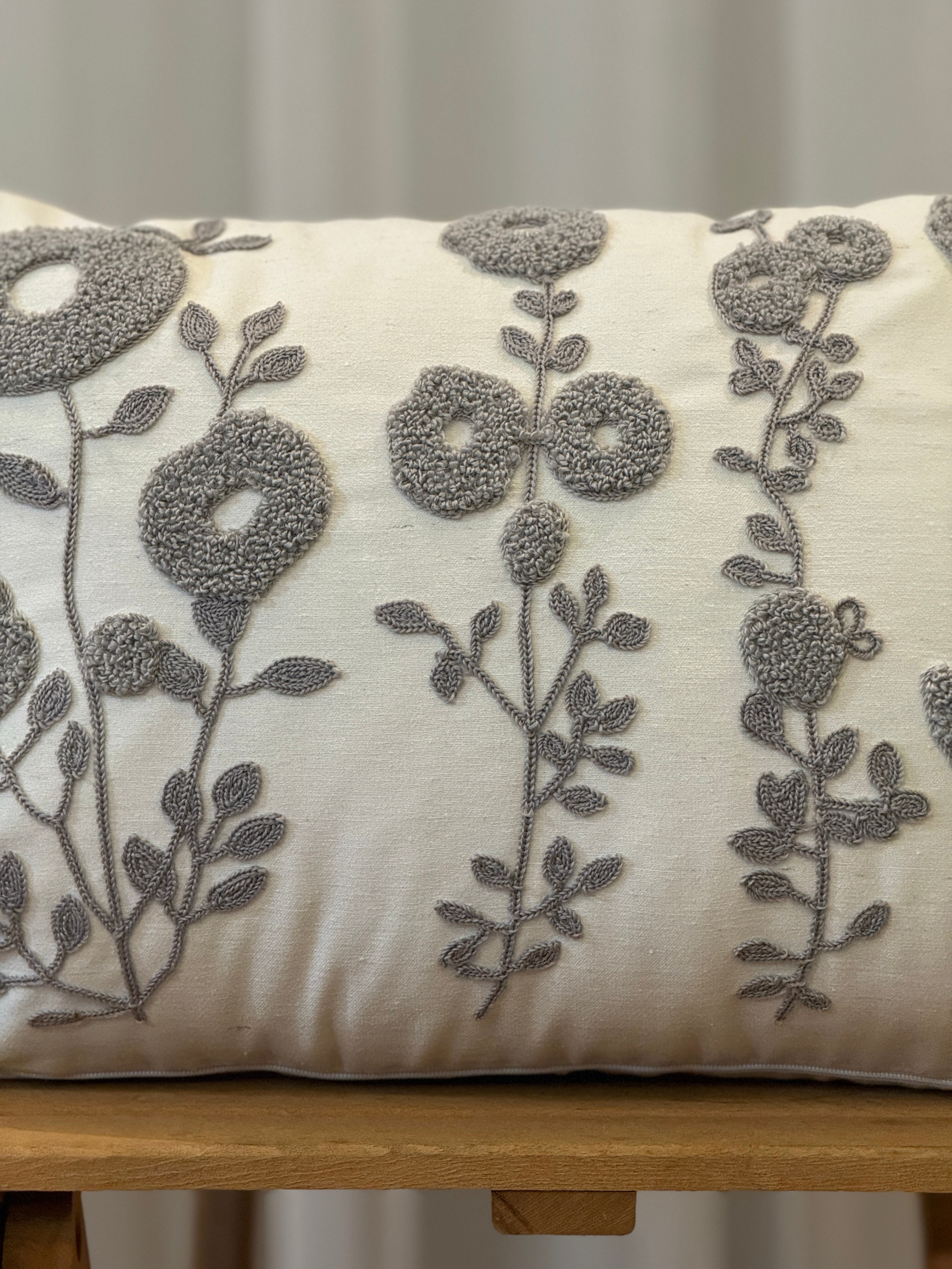 Bohem Tarzı Beyaz Zemin Üzerine Örgü/Düğüm Nakışlı Dekoratif Yastık