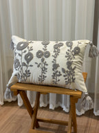 Bohem Tarzı Beyaz Zemin Üzerine Örgü/Düğüm Nakışlı Dekoratif Yastık