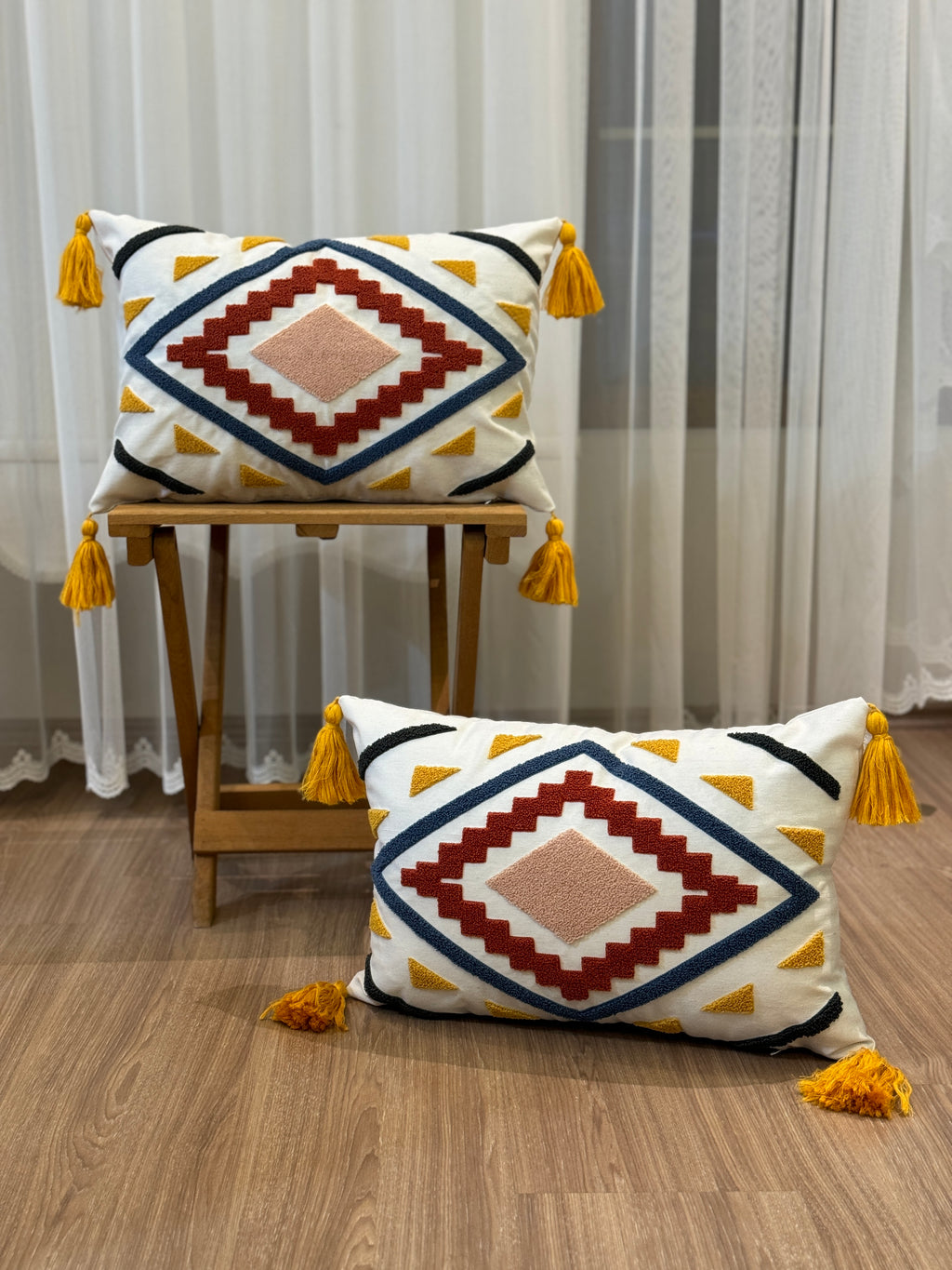 Bohem Tarzı Beyaz Zemin Üzerine Örgü/Düğüm Nakışlı Dekoratif Yastık