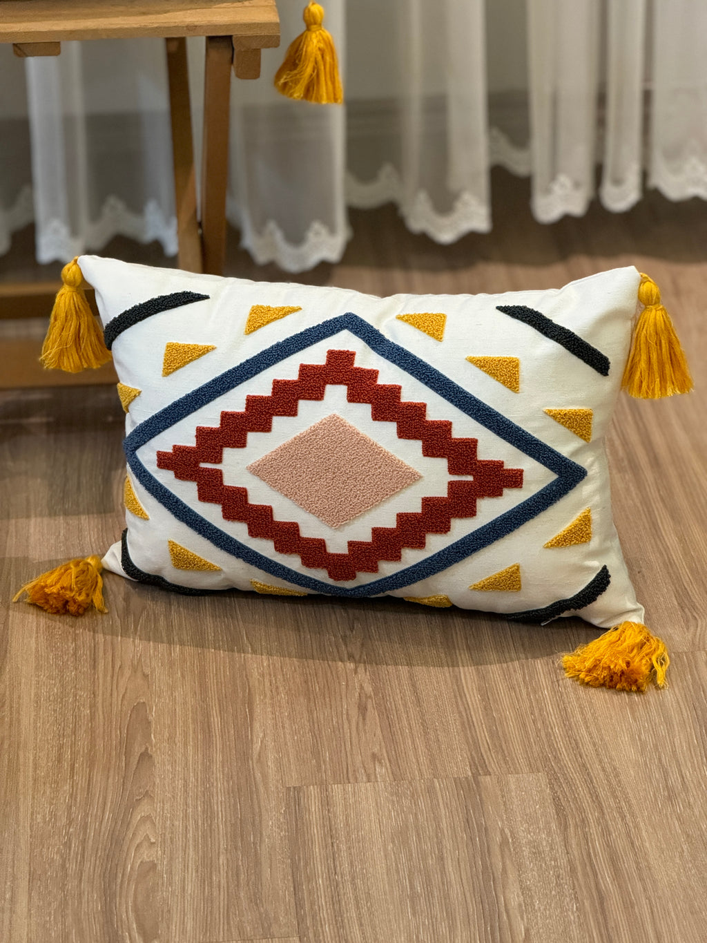 Bohem Tarzı Beyaz Zemin Üzerine Örgü/Düğüm Nakışlı Dekoratif Yastık