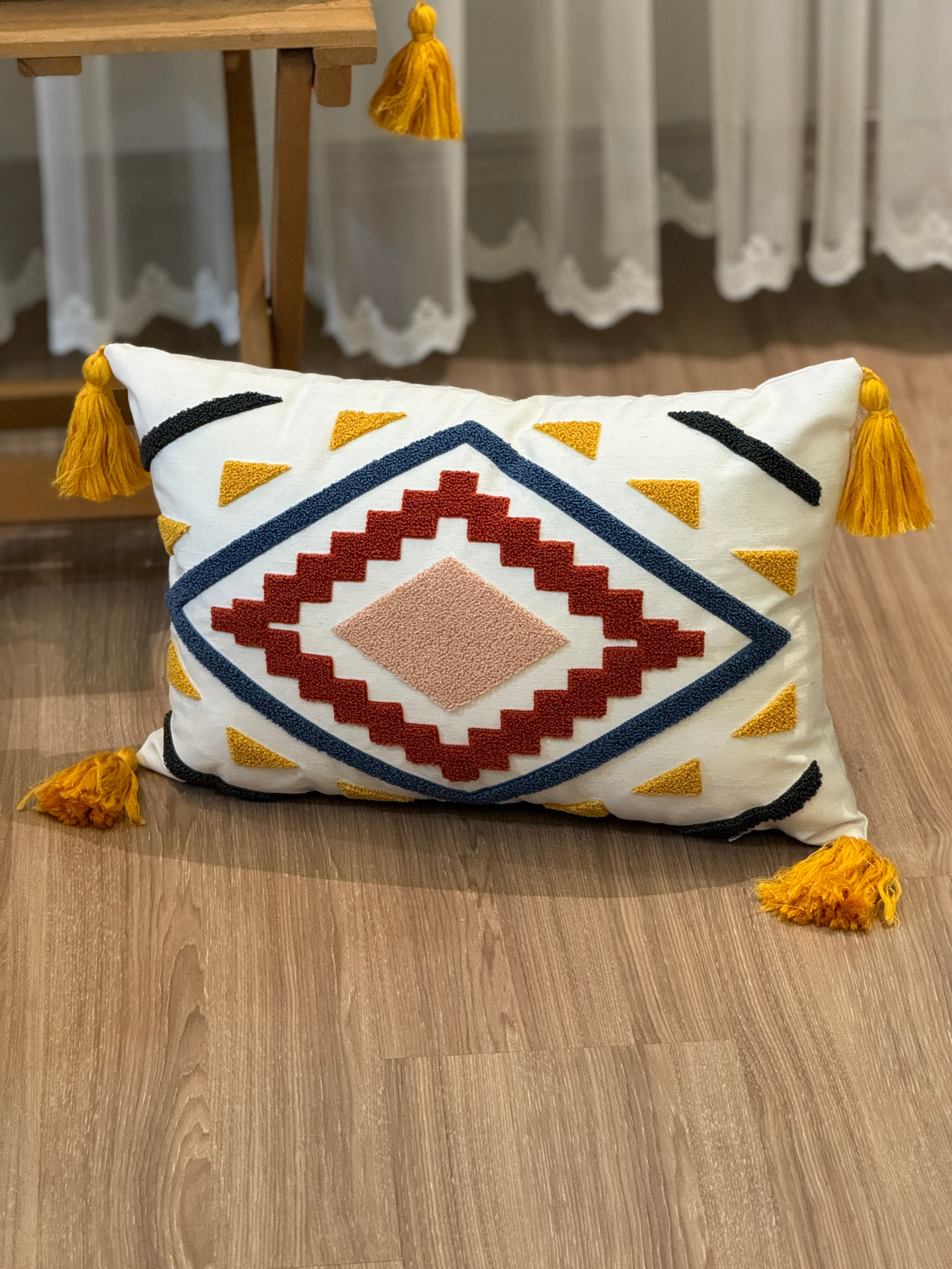 Bohem Tarzı Beyaz Zemin Üzerine Örgü/Düğüm Nakışlı Dekoratif Yastık