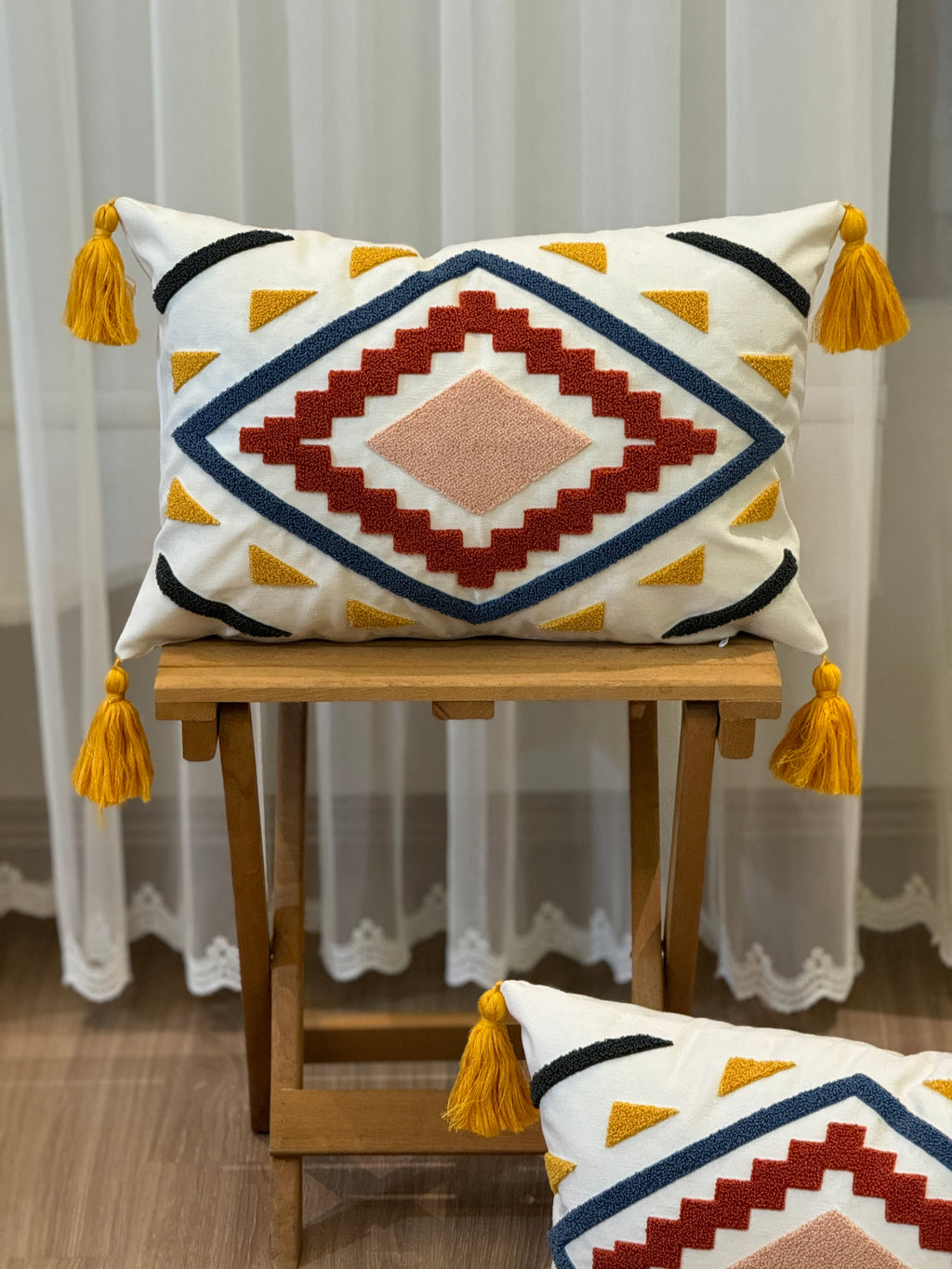 Bohem Tarzı Beyaz Zemin Üzerine Örgü/Düğüm Nakışlı Dekoratif Yastık