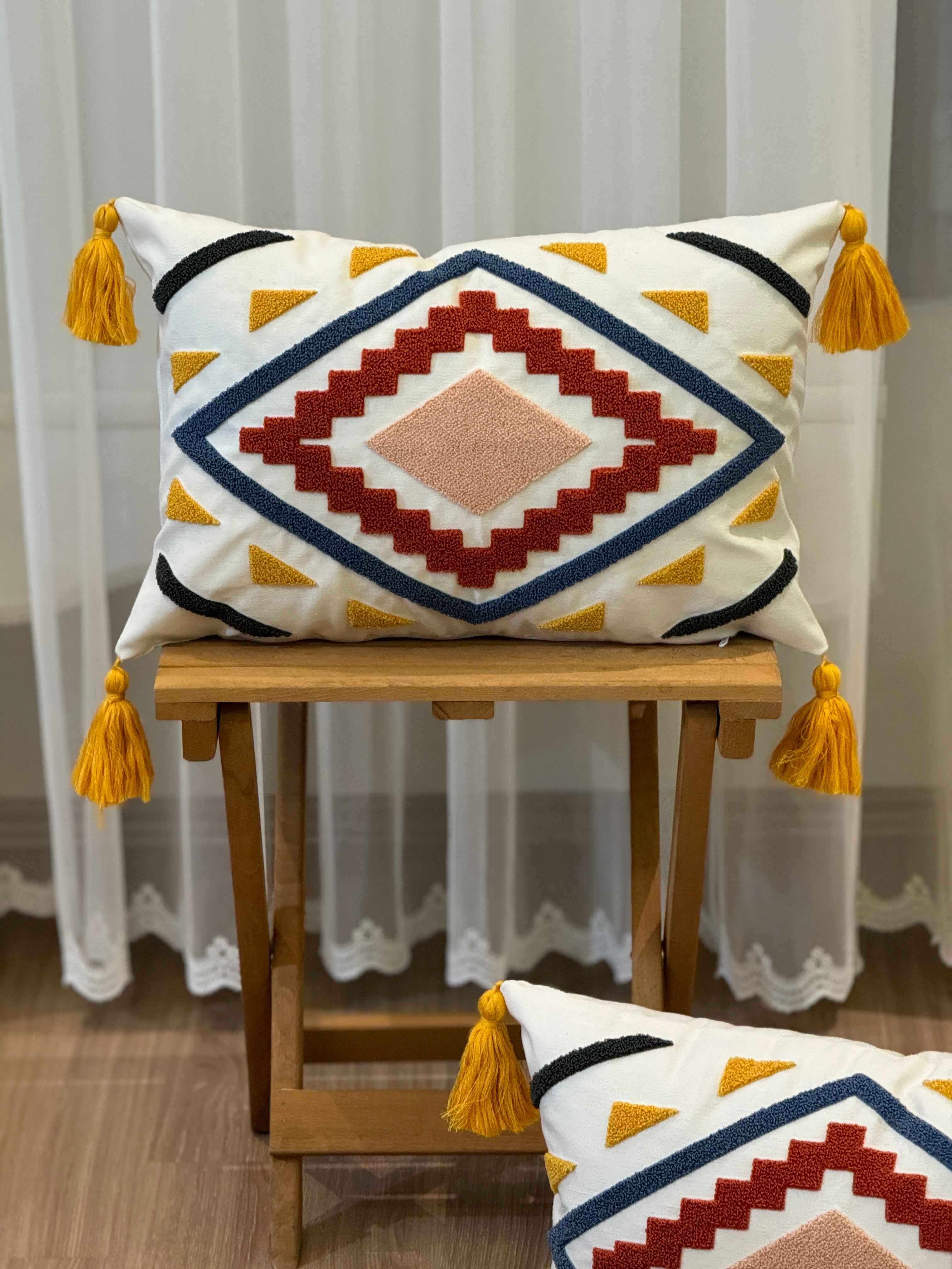 Bohem Tarzı Beyaz Zemin Üzerine Örgü/Düğüm Nakışlı Dekoratif Yastık