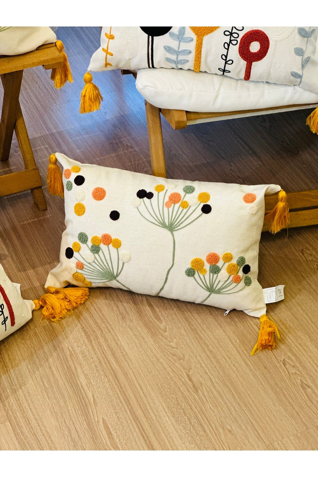 Bohem Tarzı Beyaz Zemin Üzerine Örgü/Düğüm Nakışlı Dekoratif Yastık