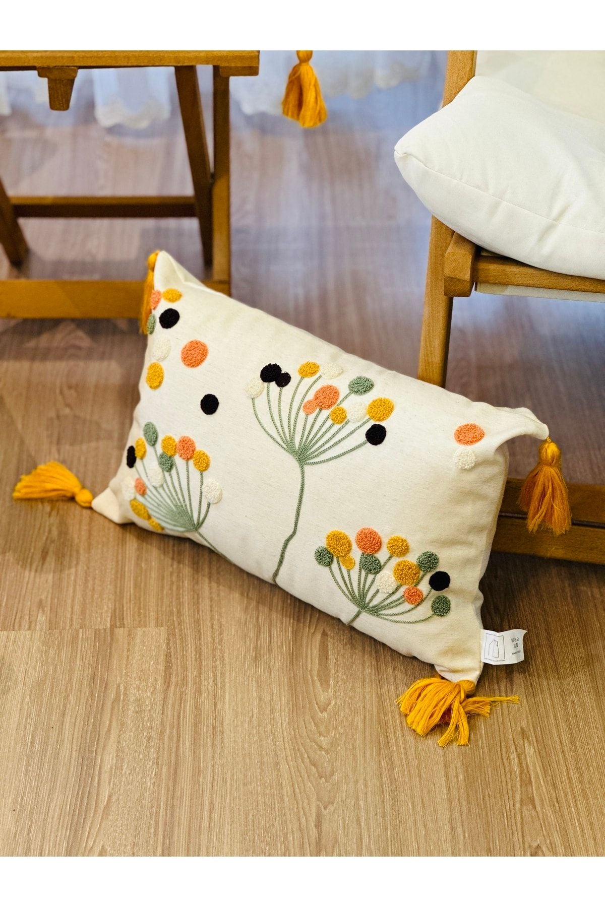 Bohem Tarzı Beyaz Zemin Üzerine Örgü/Düğüm Nakışlı Dekoratif Yastık