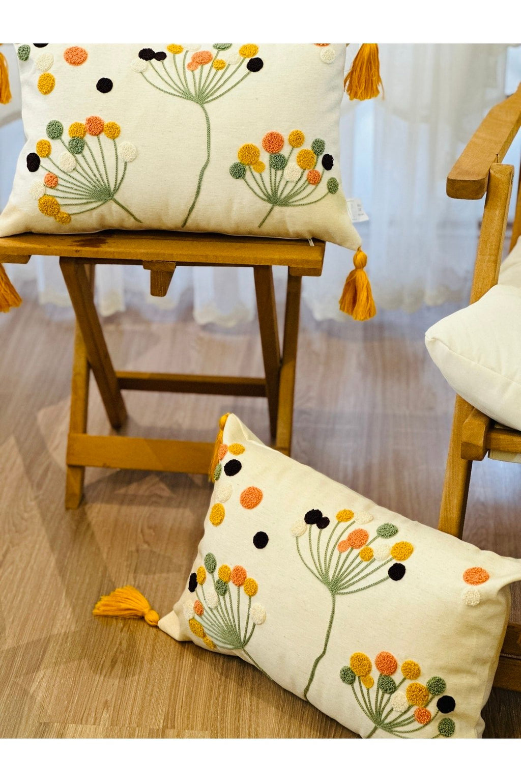 Bohem Tarzı Beyaz Zemin Üzerine Örgü/Düğüm Nakışlı Dekoratif Yastık