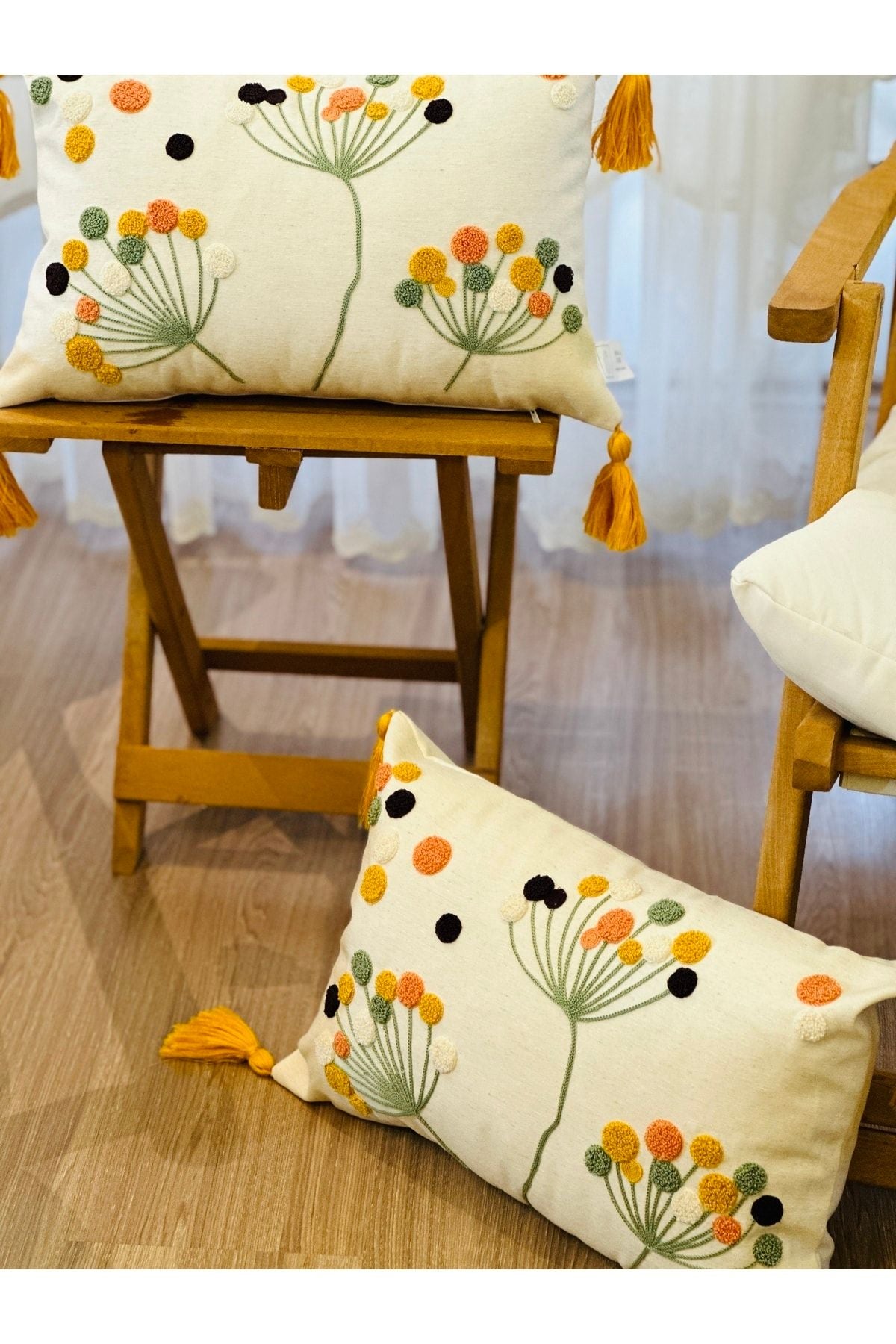 Bohem Tarzı Beyaz Zemin Üzerine Örgü/Düğüm Nakışlı Dekoratif Yastık