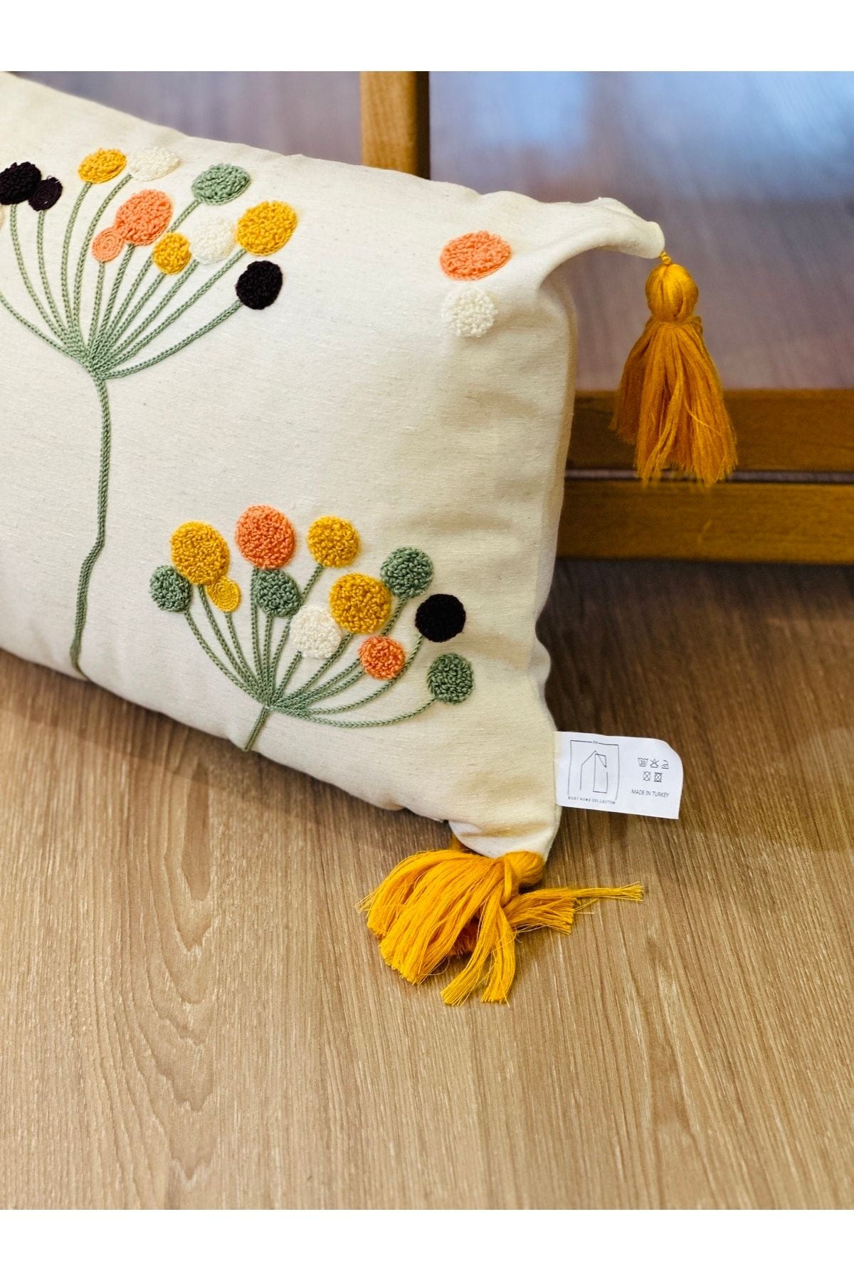 Bohem Tarzı Beyaz Zemin Üzerine Örgü/Düğüm Nakışlı Dekoratif Yastık