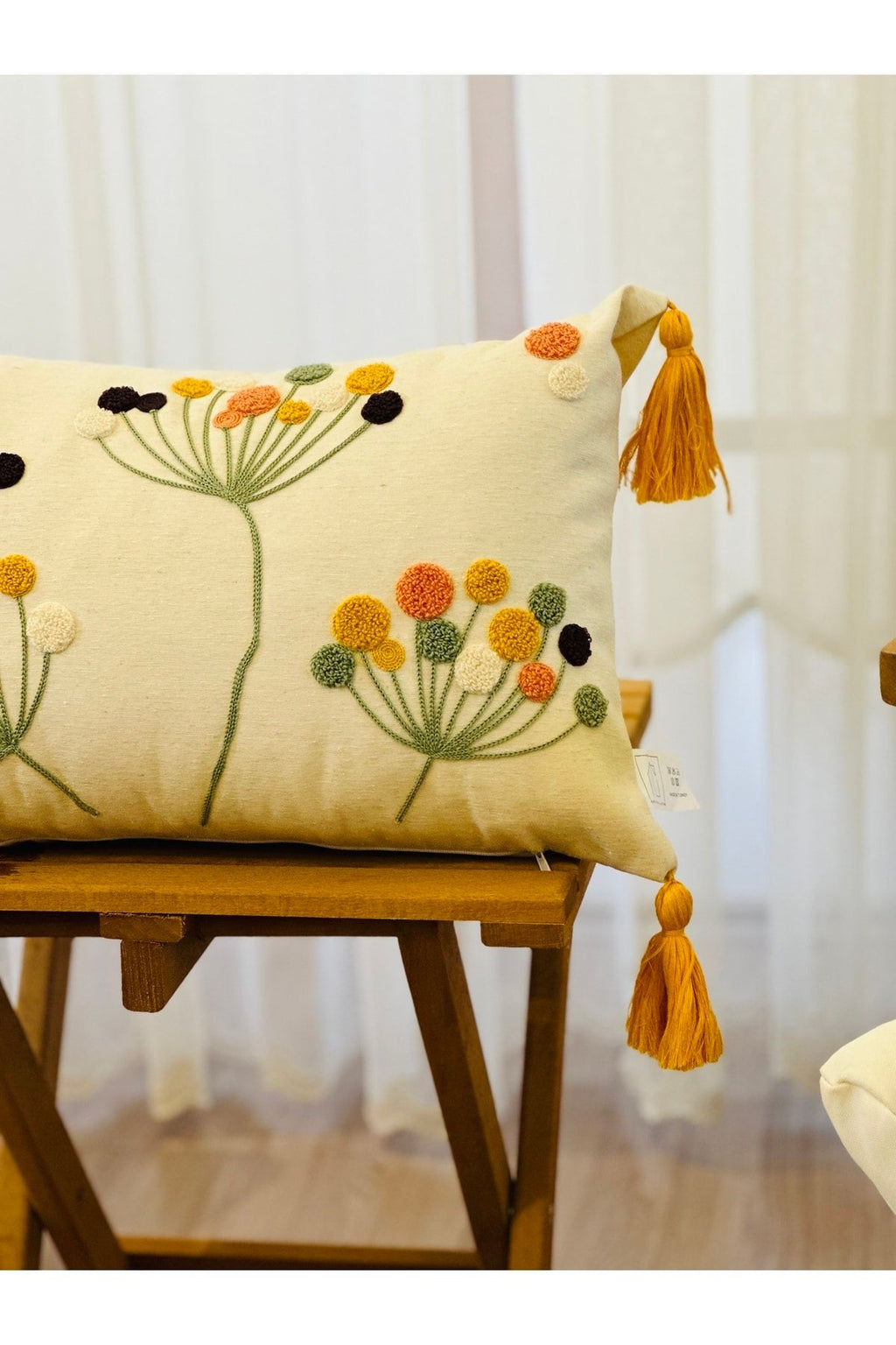 Bohem Tarzı Beyaz Zemin Üzerine Örgü/Düğüm Nakışlı Dekoratif Yastık