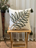 Bohem Tarzı Beyaz Zemin Üzerine Örgü/Düğüm Nakışlı Dekoratif Yastık