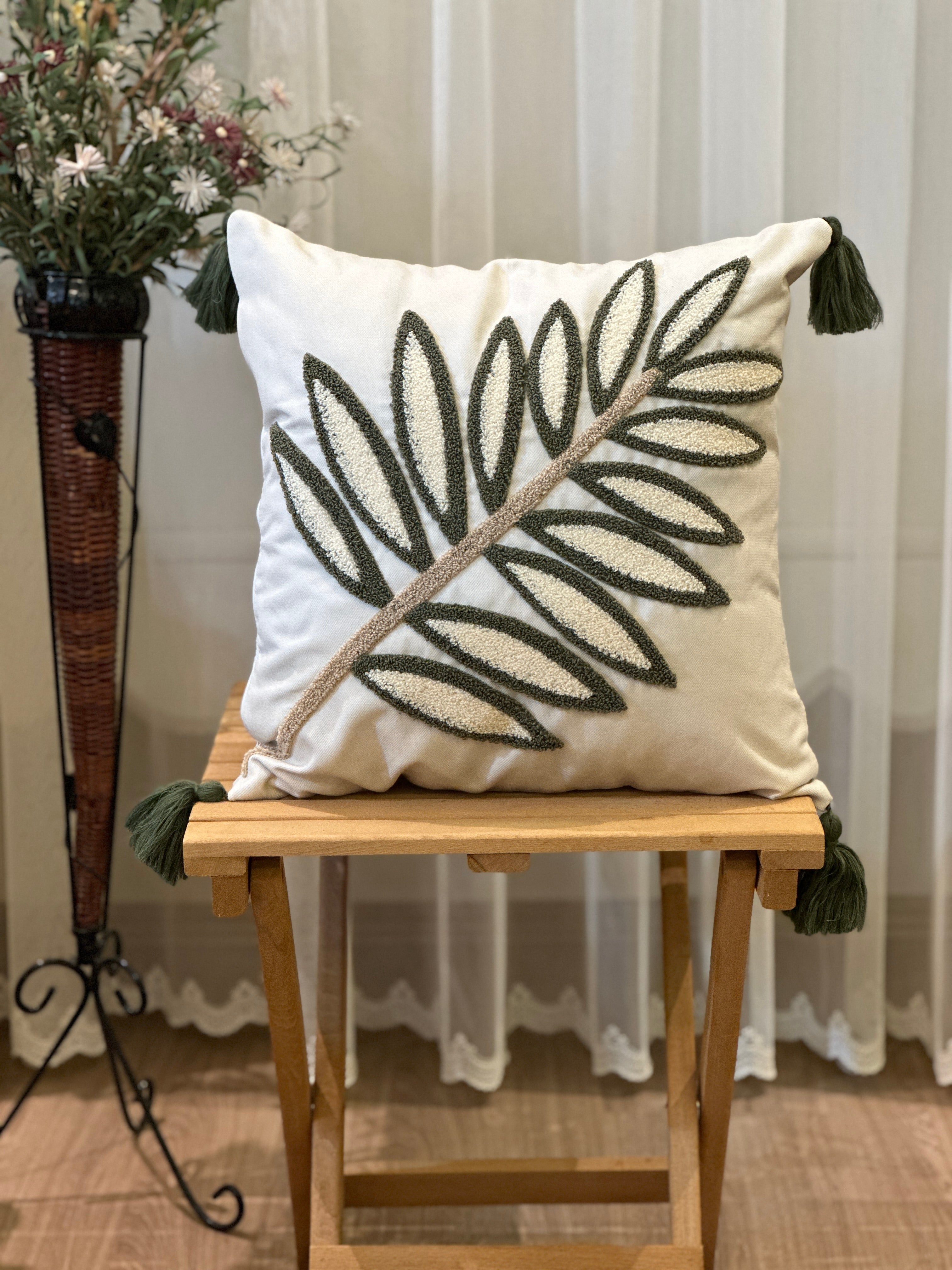 Bohem Tarzı Beyaz Zemin Üzerine Örgü/Düğüm Nakışlı Dekoratif Yastık