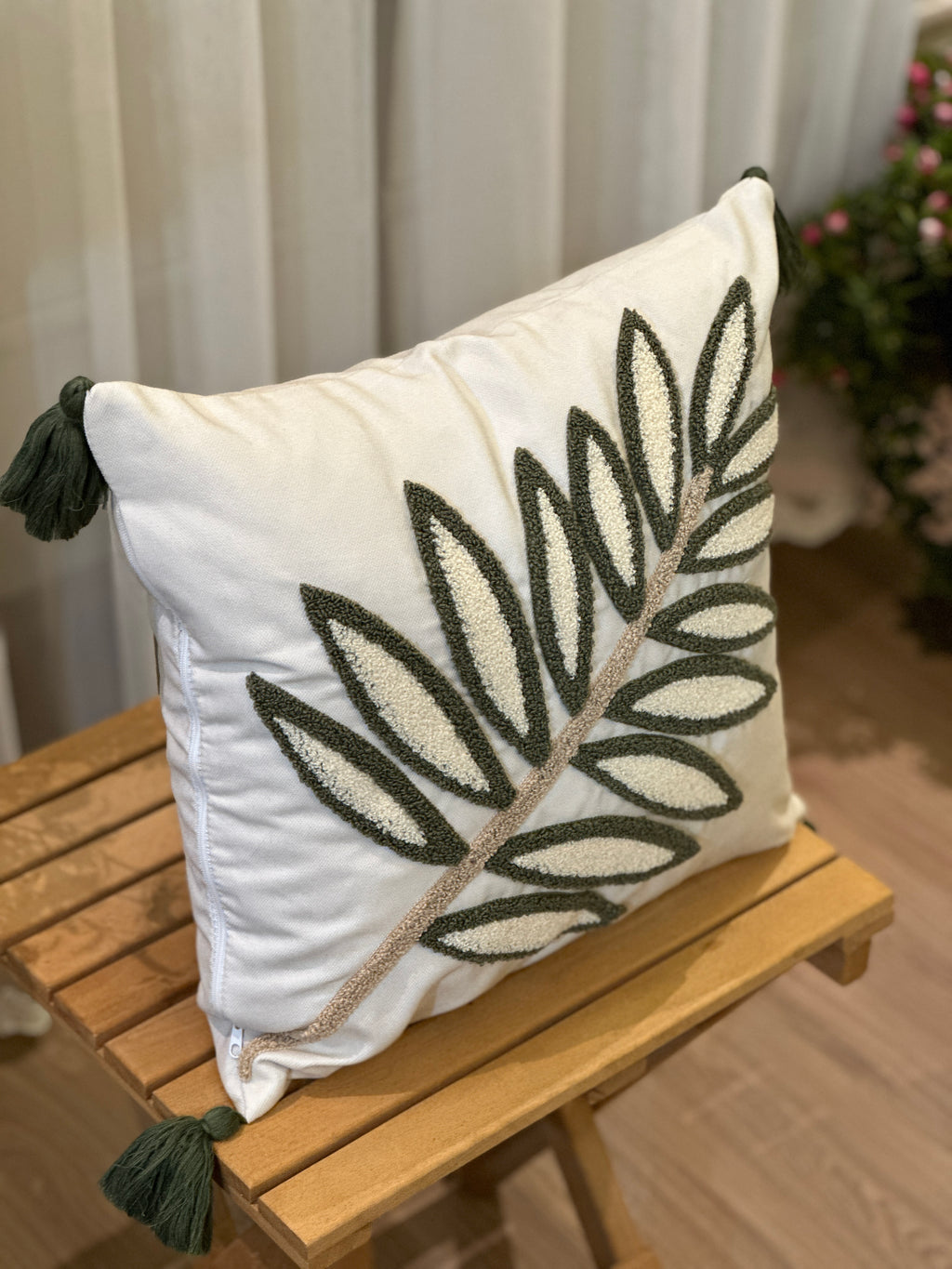 Bohem Tarzı Beyaz Zemin Üzerine Örgü/Düğüm Nakışlı Dekoratif Yastık