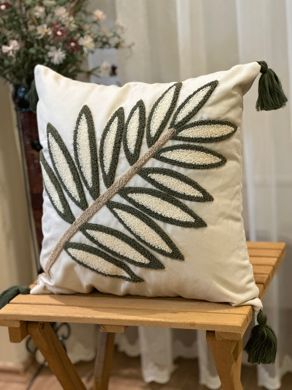 Bohem Tarzı Beyaz Zemin Üzerine Örgü/Düğüm Nakışlı Dekoratif Yastık