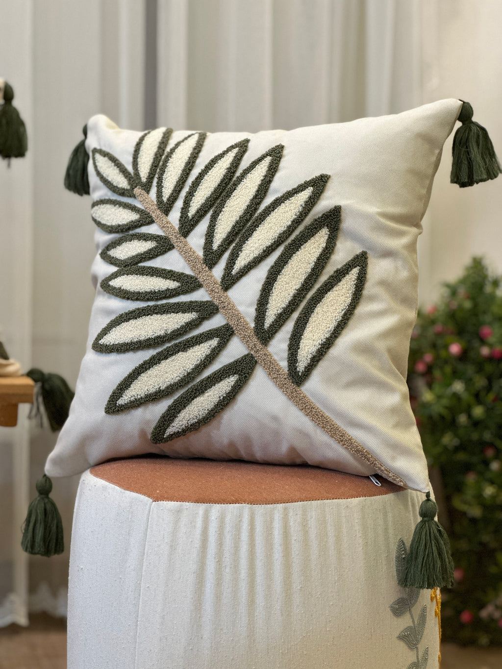 Bohem Tarzı Beyaz Zemin Üzerine Örgü/Düğüm Nakışlı Dekoratif Yastık