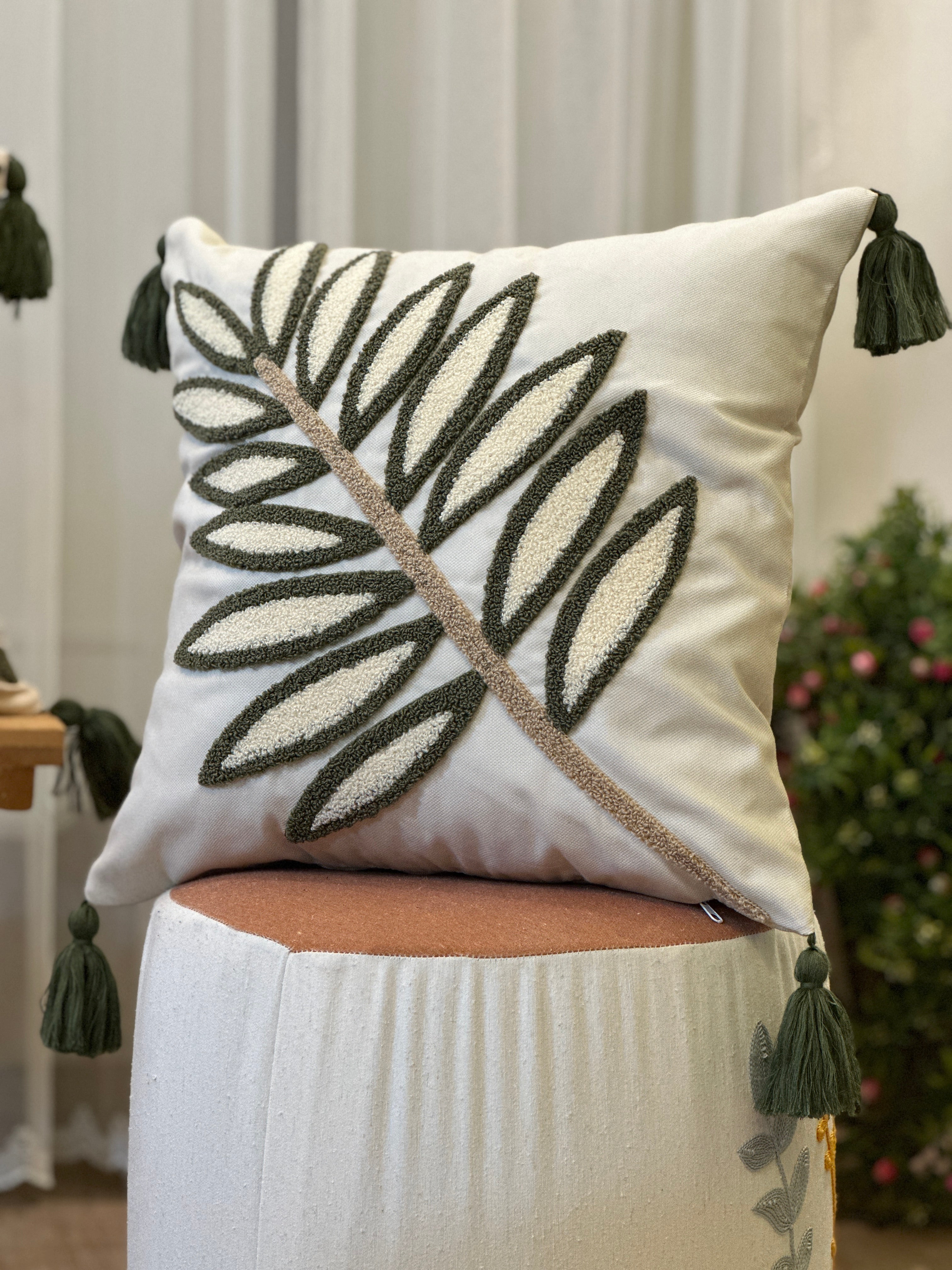 Bohem Tarzı Beyaz Zemin Üzerine Örgü/Düğüm Nakışlı Dekoratif Yastık