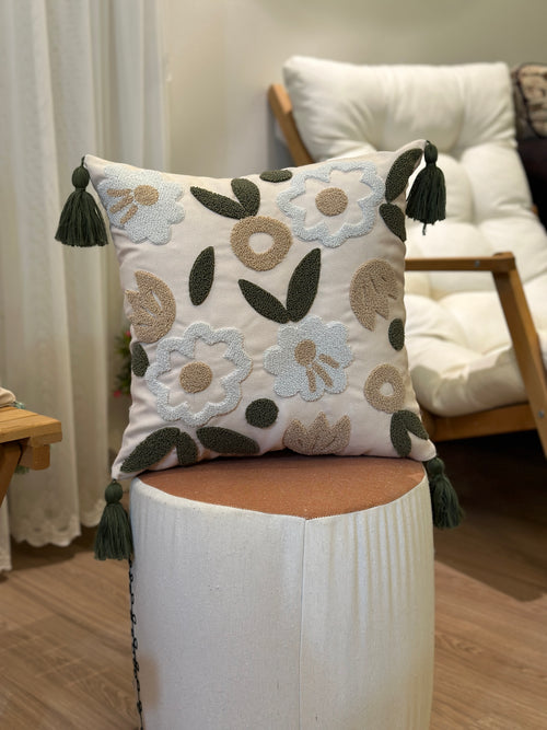 Bohem Tarzı Beyaz Zemin Üzerine Örgü/Düğüm Nakışlı Dekoratif Yastık