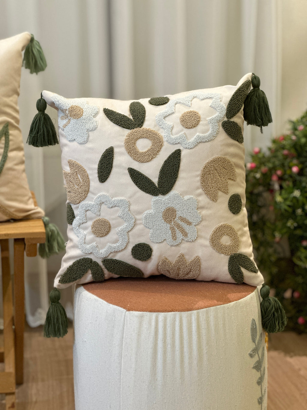 Bohem Tarzı Beyaz Zemin Üzerine Örgü/Düğüm Nakışlı Dekoratif Yastık