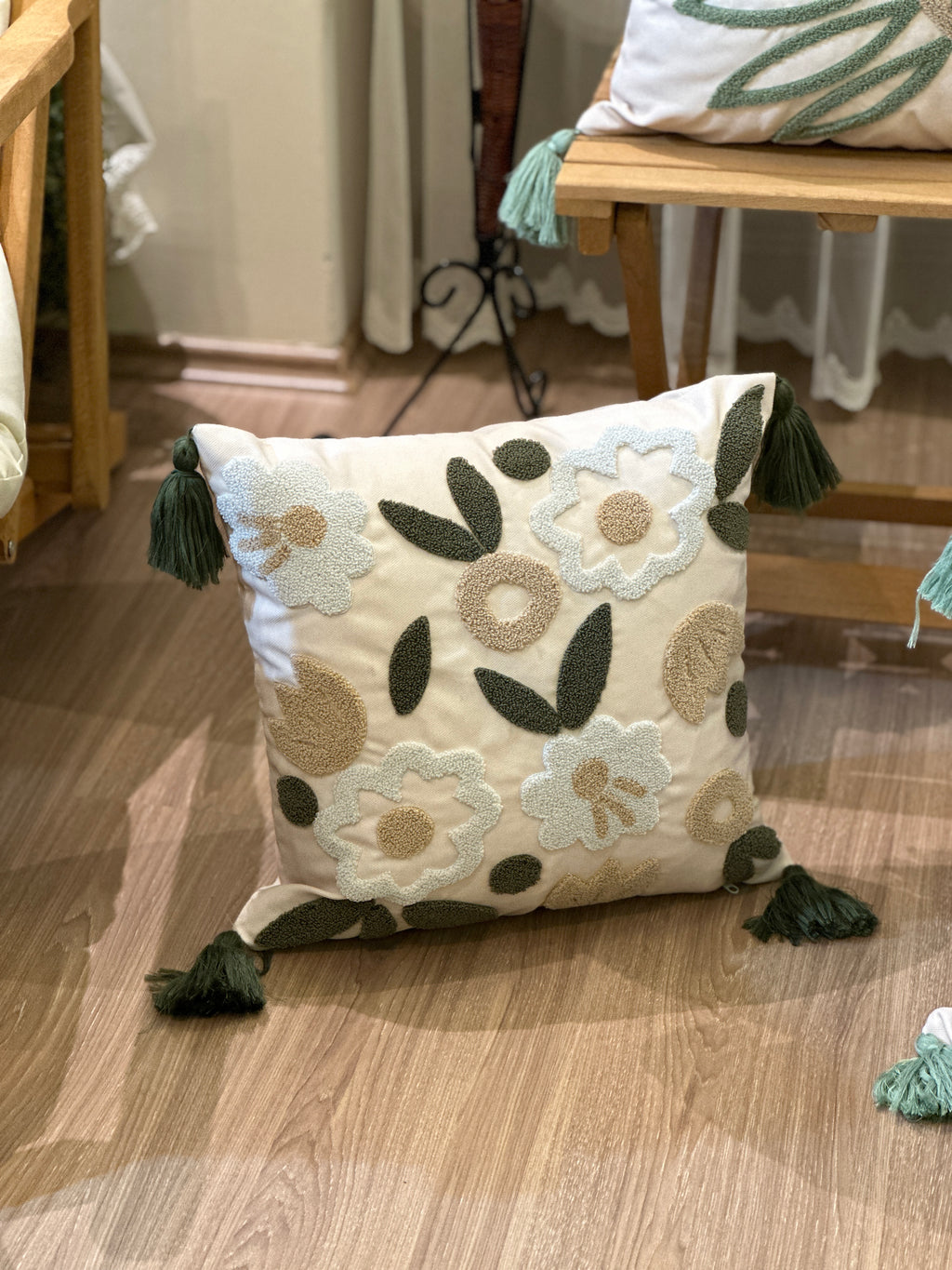 Bohem Tarzı Beyaz Zemin Üzerine Örgü/Düğüm Nakışlı Dekoratif Yastık