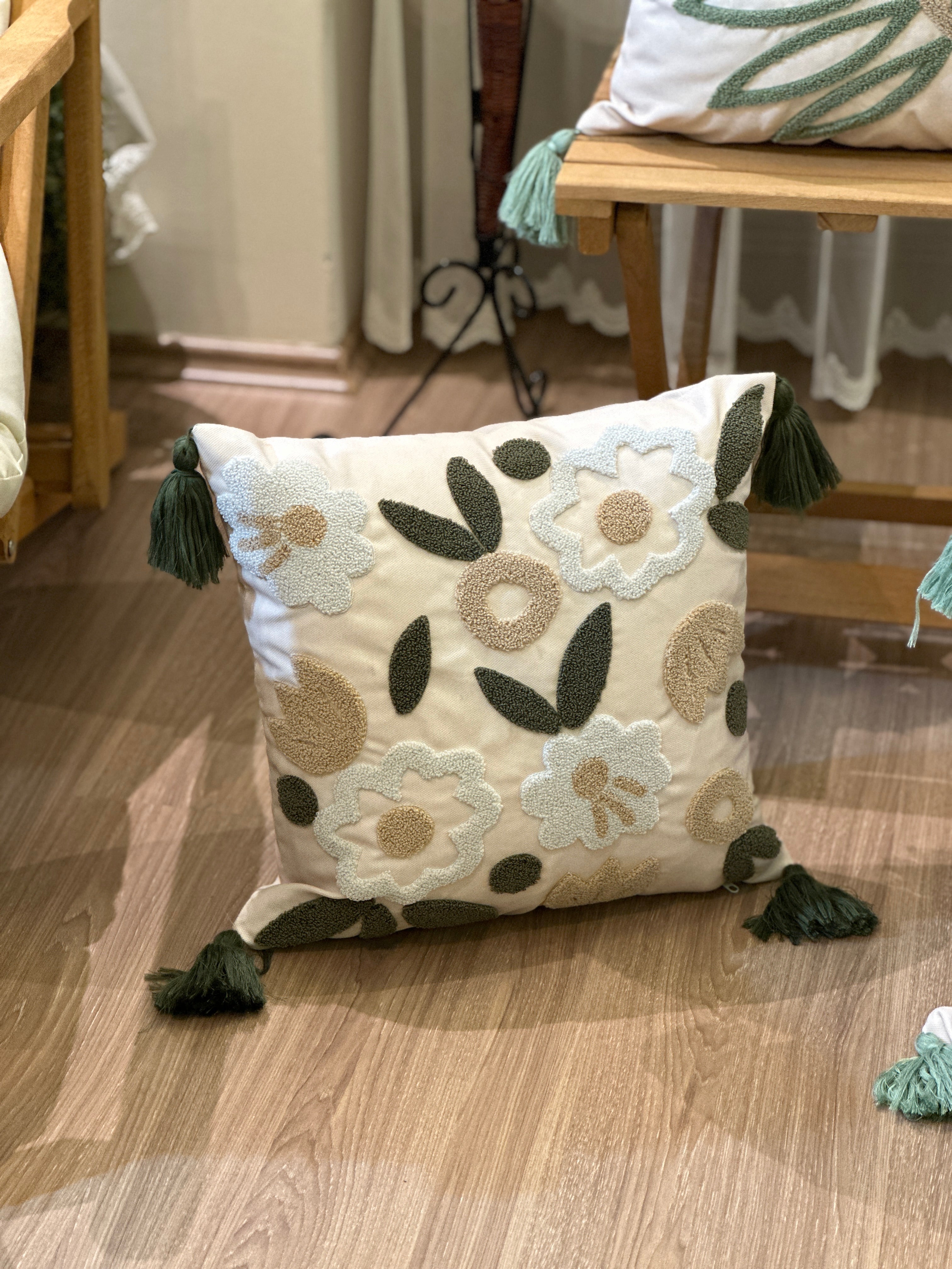 Bohem Tarzı Beyaz Zemin Üzerine Örgü/Düğüm Nakışlı Dekoratif Yastık