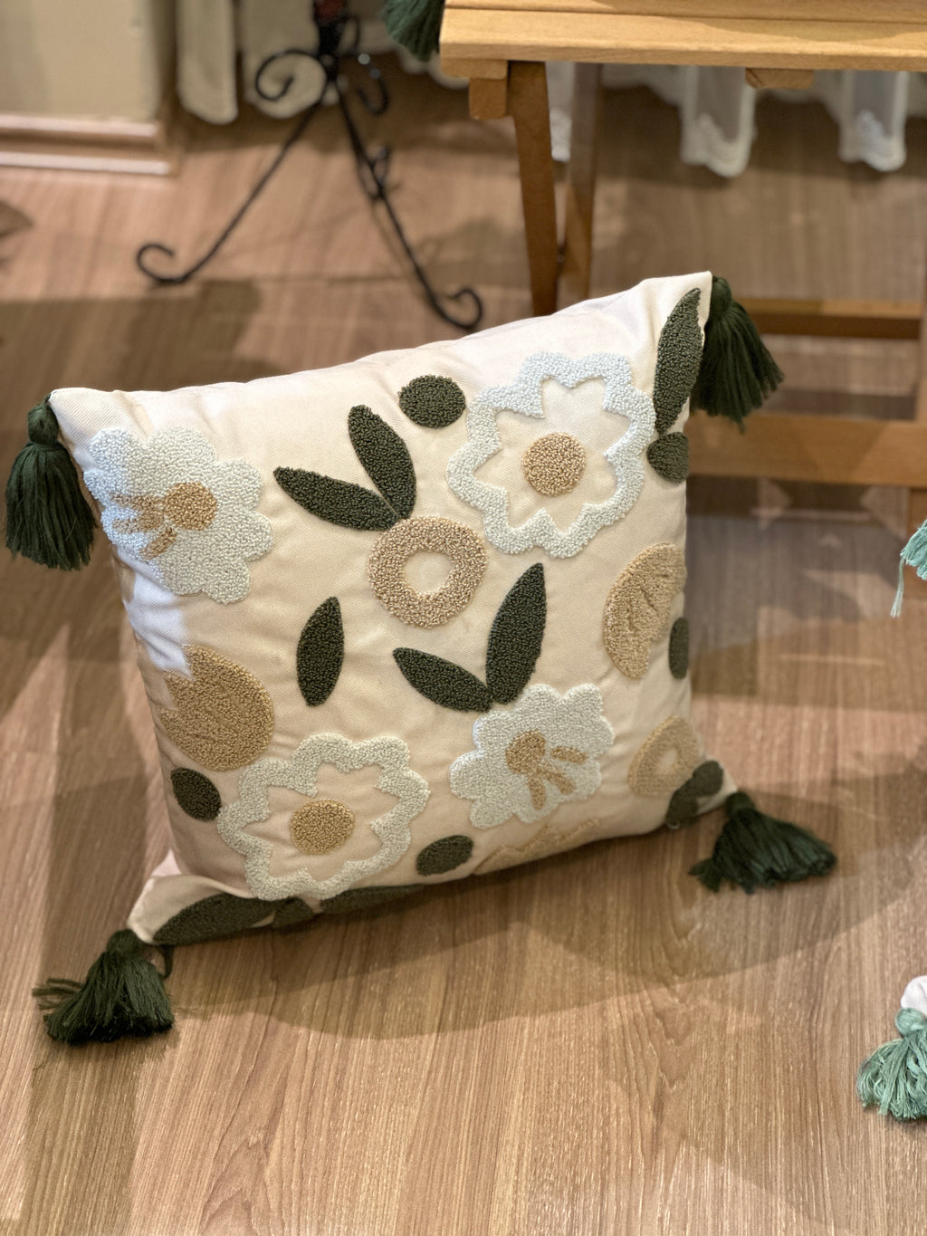 Bohem Tarzı Beyaz Zemin Üzerine Örgü/Düğüm Nakışlı Dekoratif Yastık