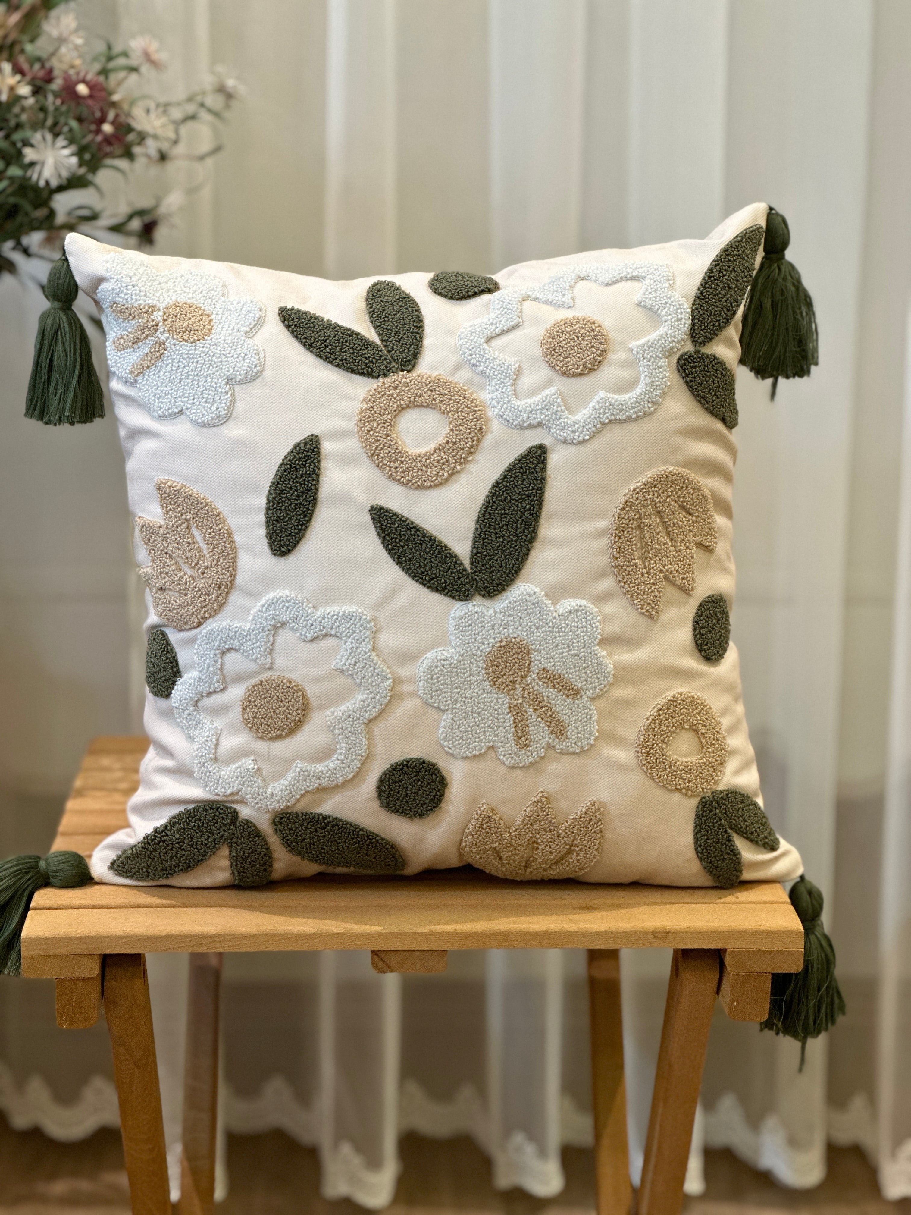 Bohem Tarzı Beyaz Zemin Üzerine Örgü/Düğüm Nakışlı Dekoratif Yastık