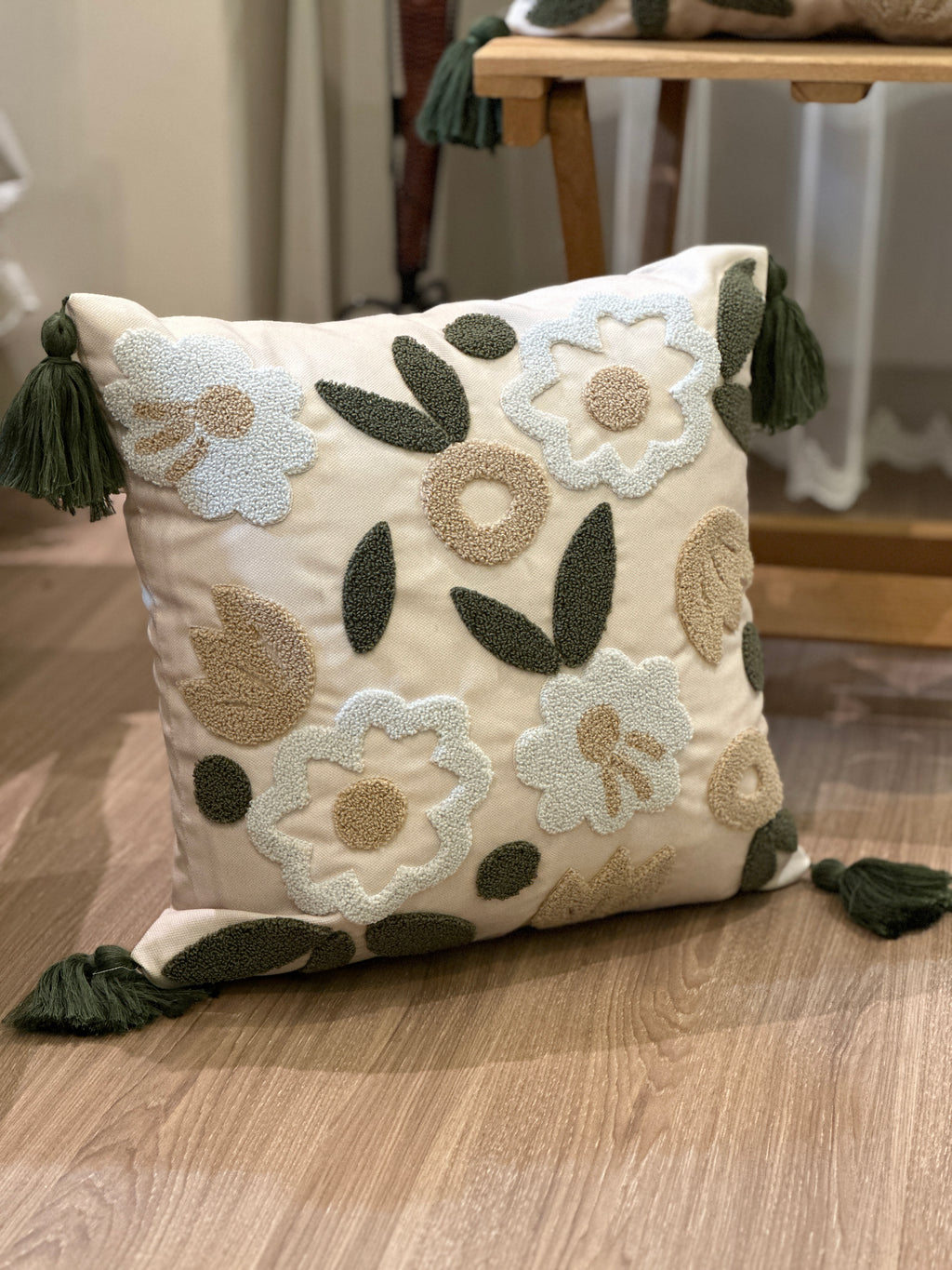 Bohem Tarzı Beyaz Zemin Üzerine Örgü/Düğüm Nakışlı Dekoratif Yastık