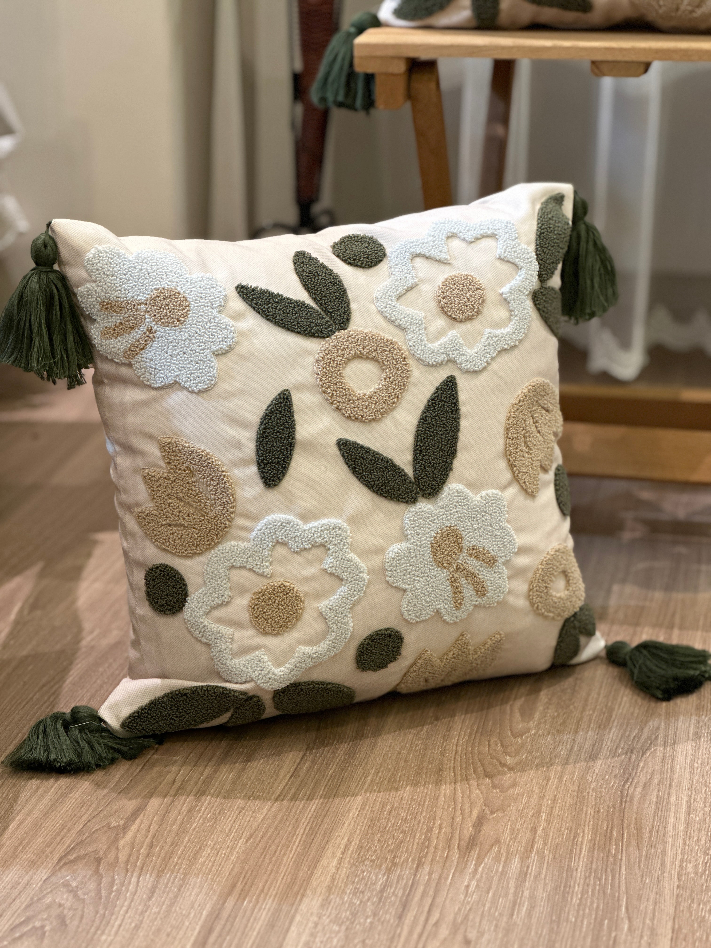 Bohem Tarzı Beyaz Zemin Üzerine Örgü/Düğüm Nakışlı Dekoratif Yastık